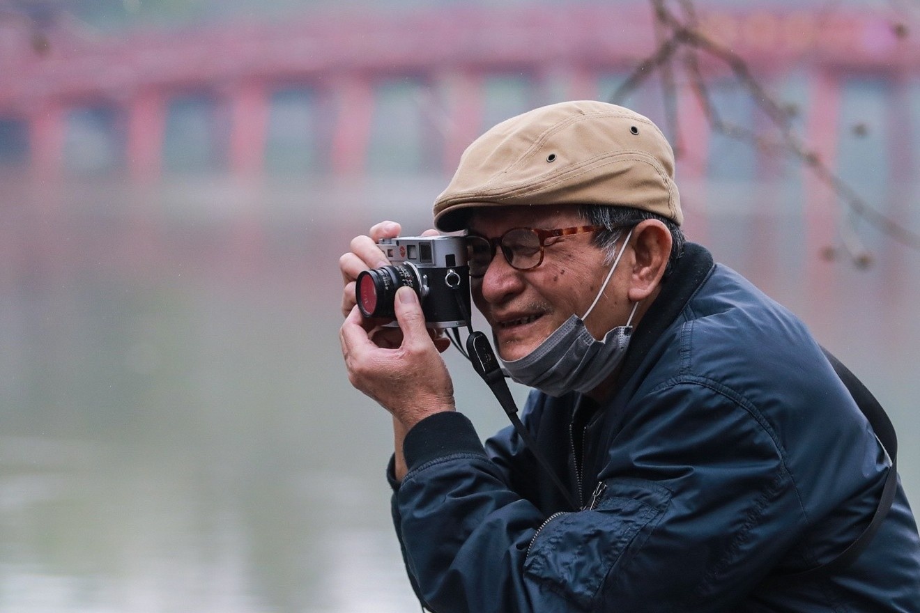 Nguoi cao tuoi lac quan truoc dich benh Covid-19 hinh anh