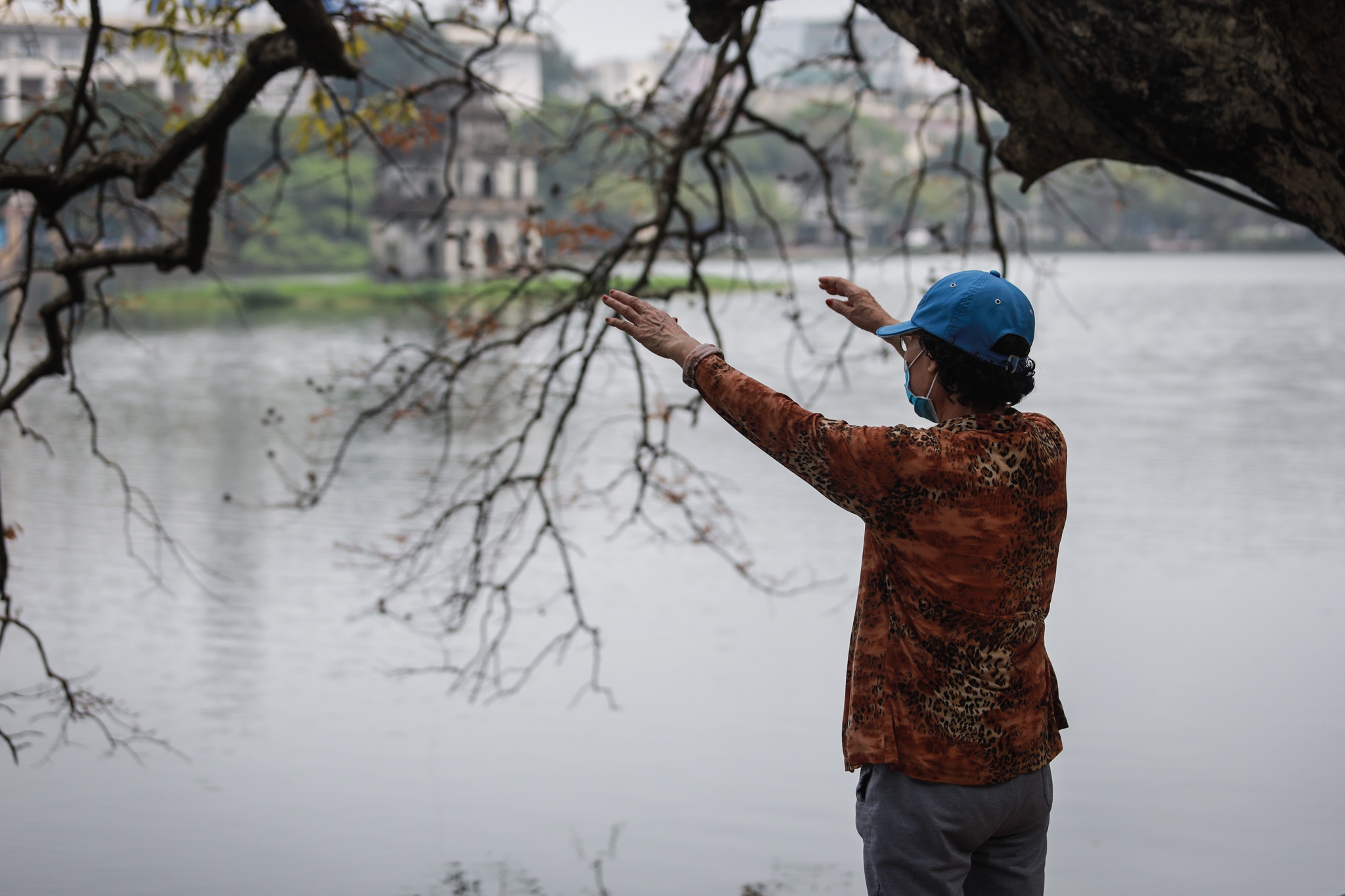 Nguoi gia lac quan truoc dich benh Covid-19 anh 5