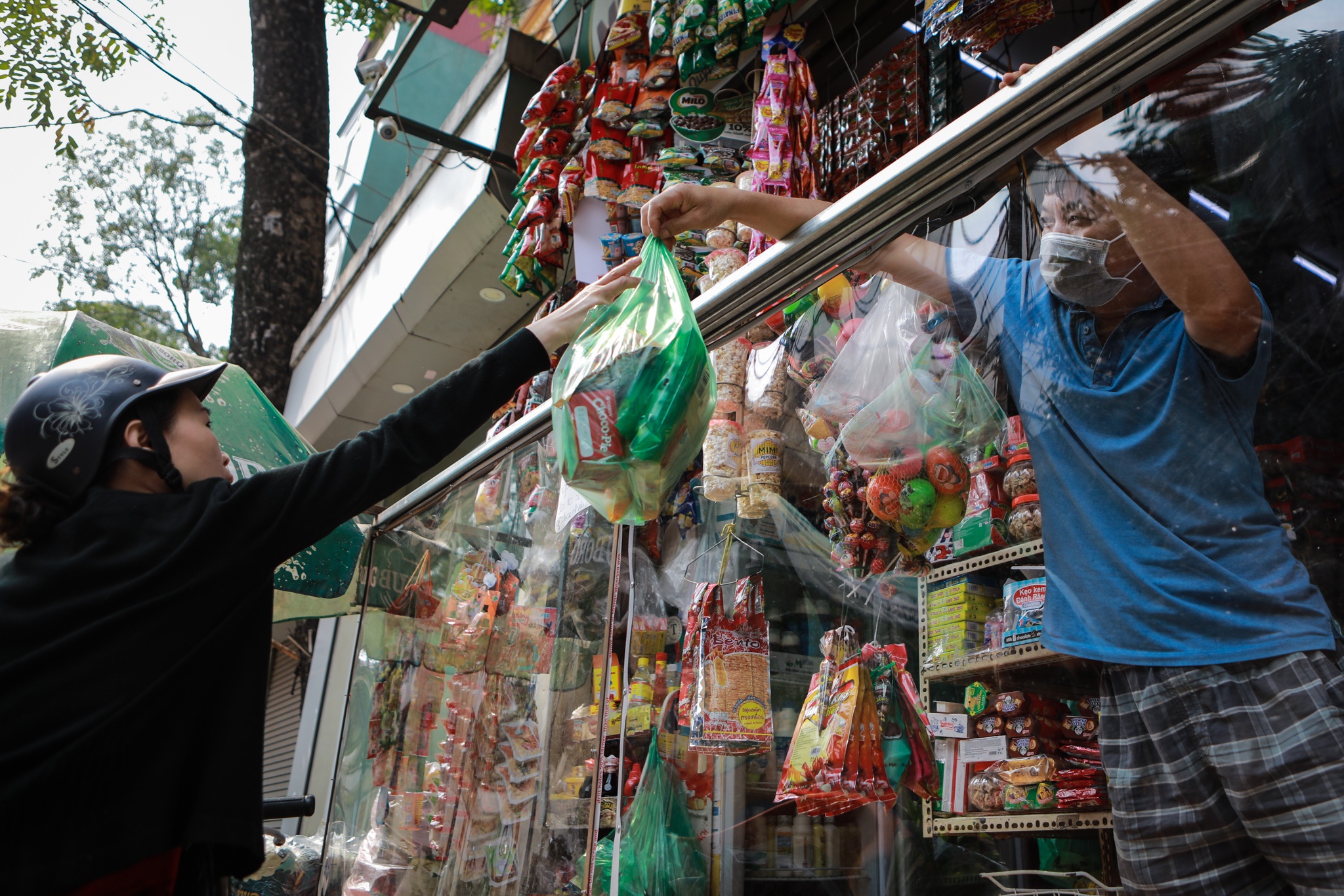 Làm rèm trong suốt, đeo mic để tránh tiếp xúc mùa dịch ảnh 8 Lam rem trong suot, deo mic de tranh tiep xuc mua dich anh 8