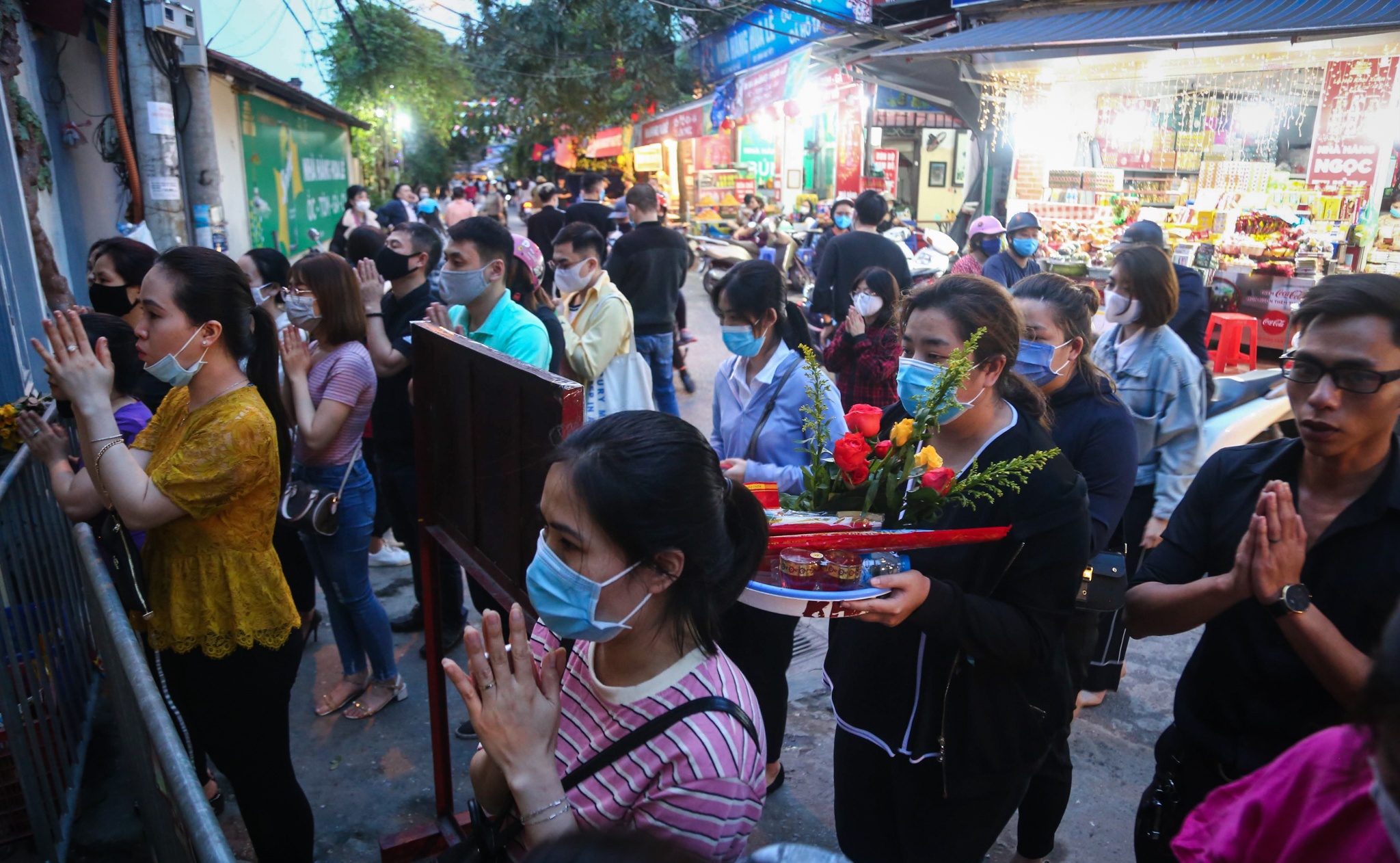 Nguoi dan tran ra duong vai vong truoc phu Tay Ho anh 1