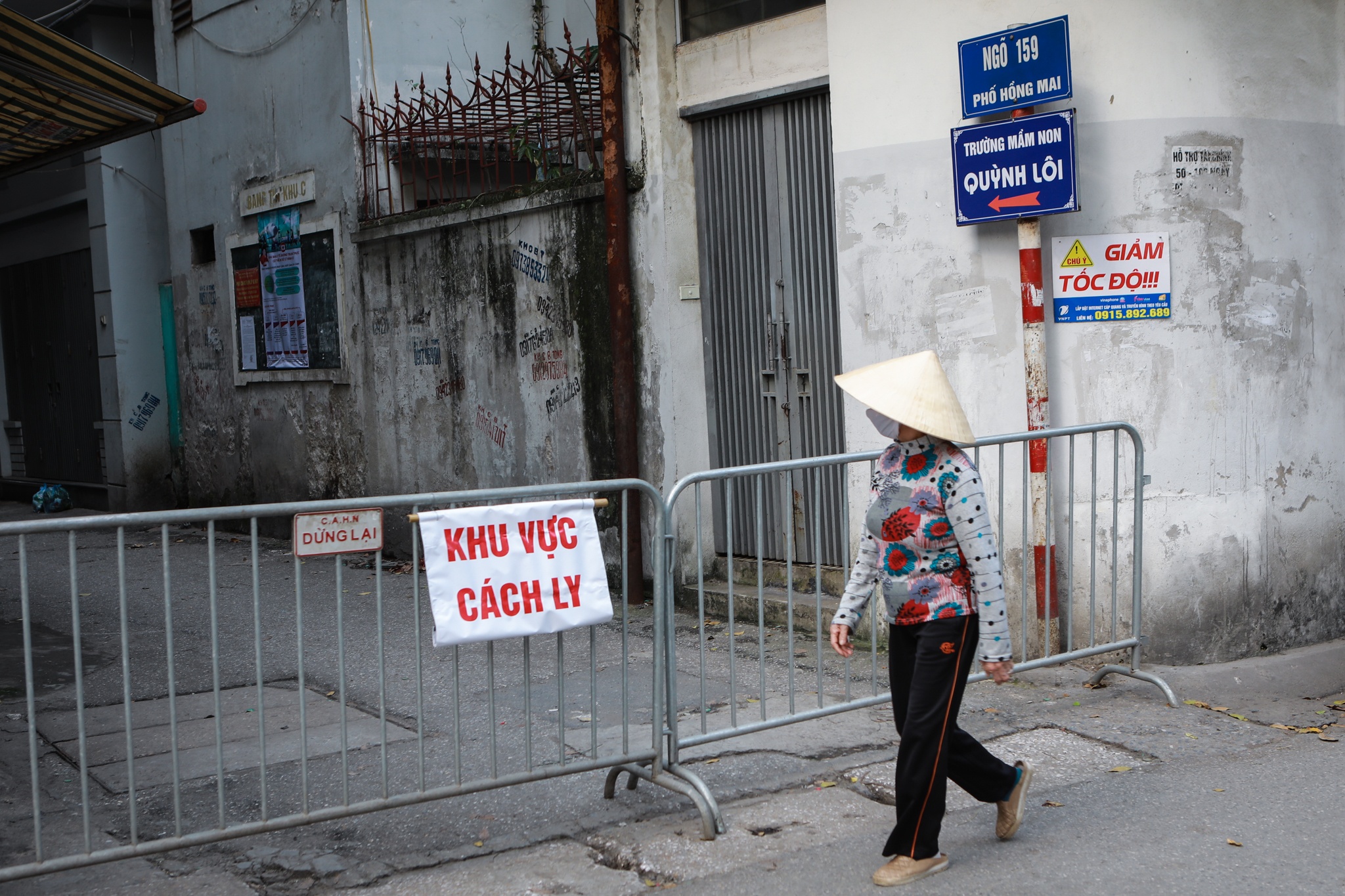 Lam rem trong suot,  deo mic de tranh tiep xuc mua dich anh 1