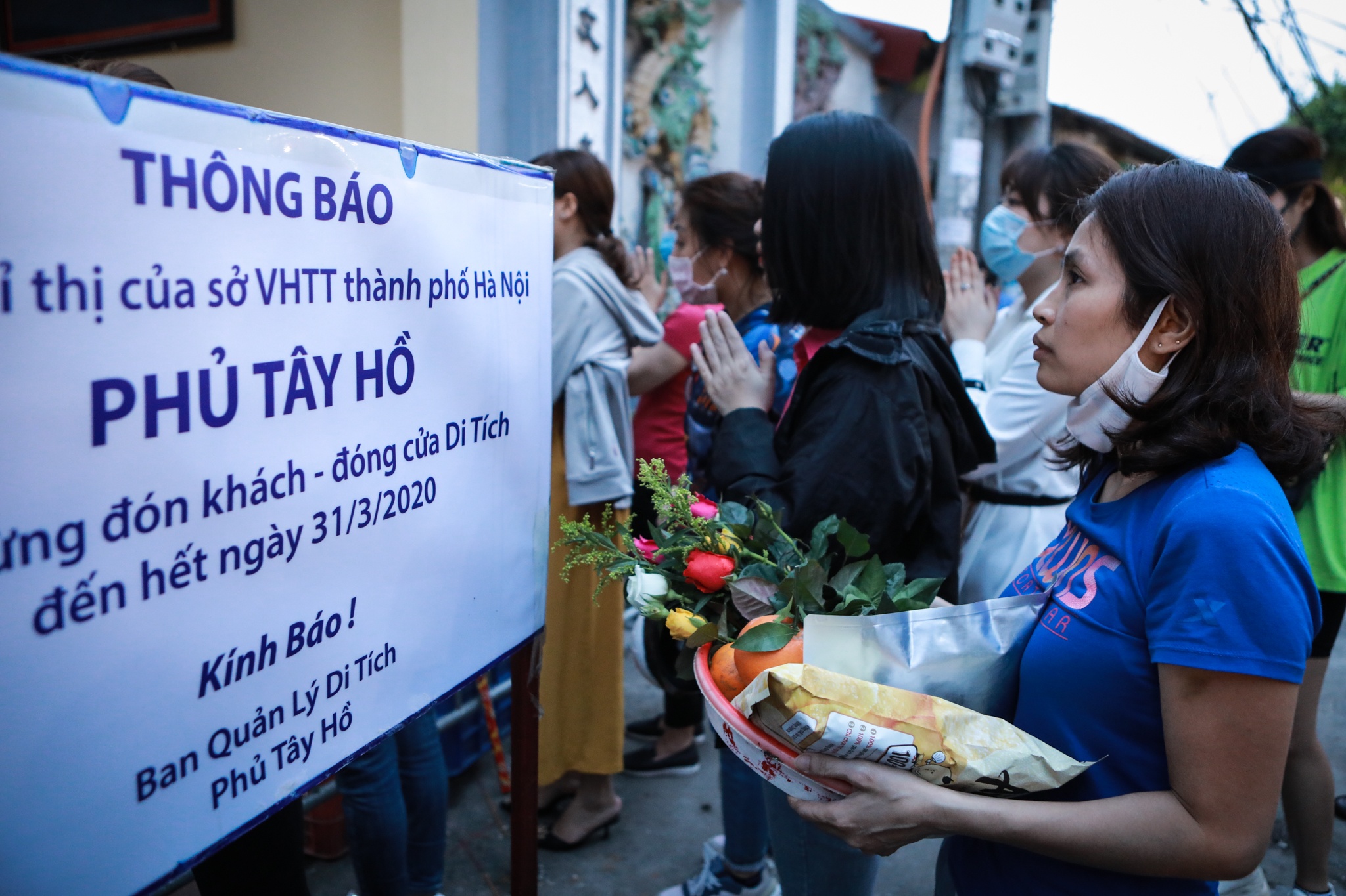 Nguoi dan tran ra duong vai vong truoc phu Tay Ho hinh anh