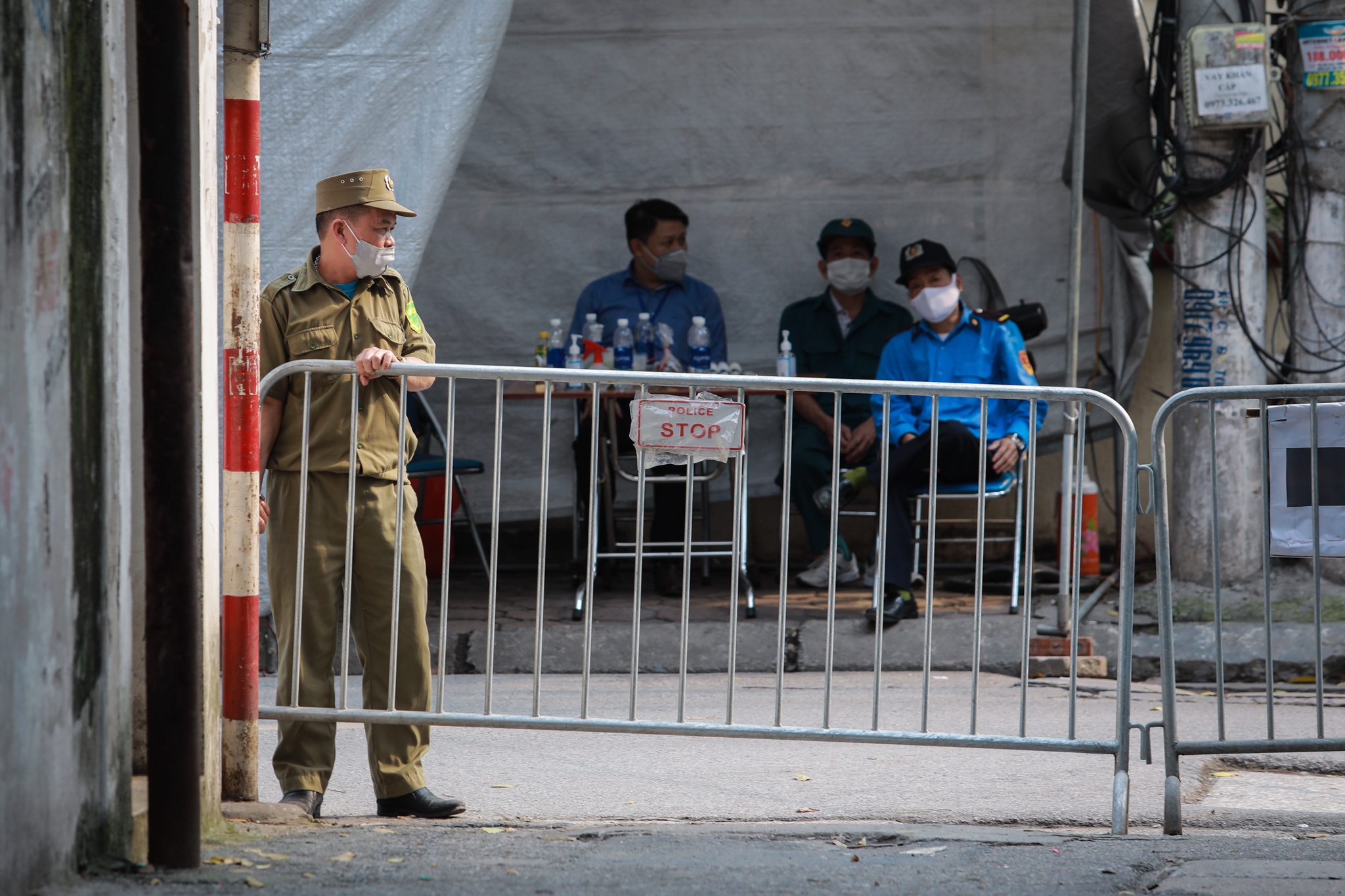 Lam rem trong suot,  deo mic de tranh tiep xuc mua dich anh 2