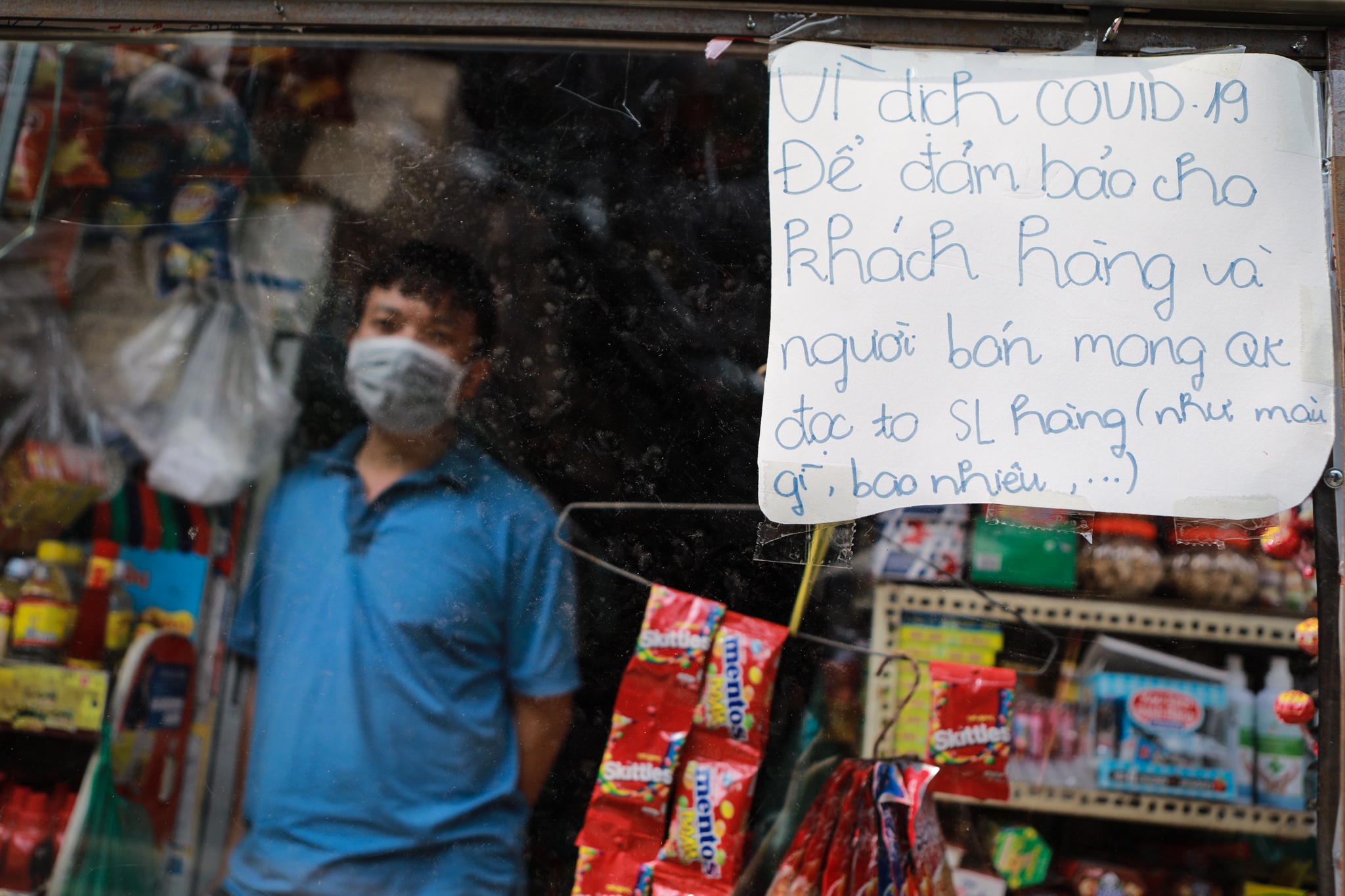 Lam rem trong suot,  deo mic de tranh tiep xuc mua dich anh 6