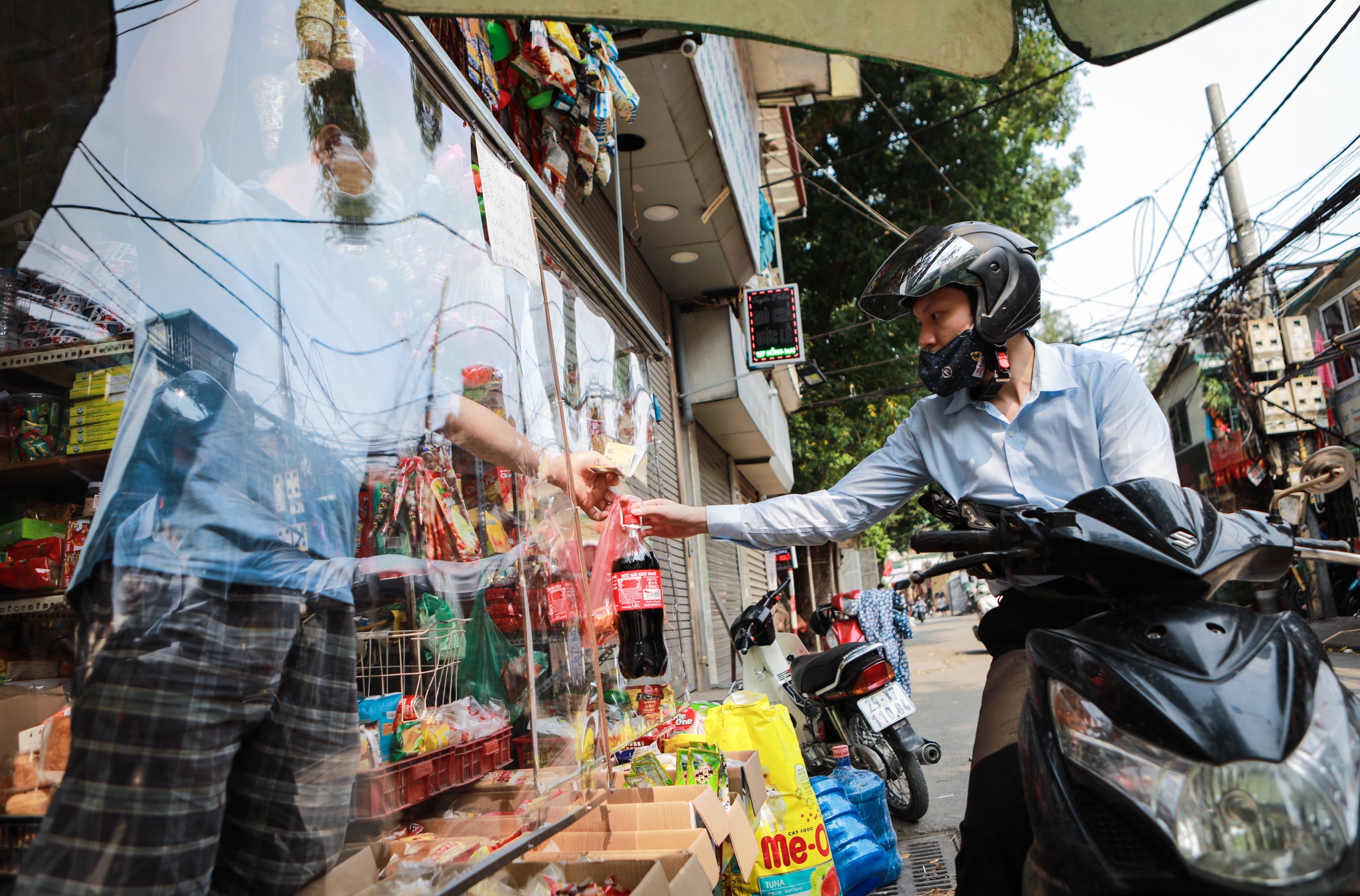 Lam rem trong suot,  deo mic de tranh tiep xuc mua dich anh 9