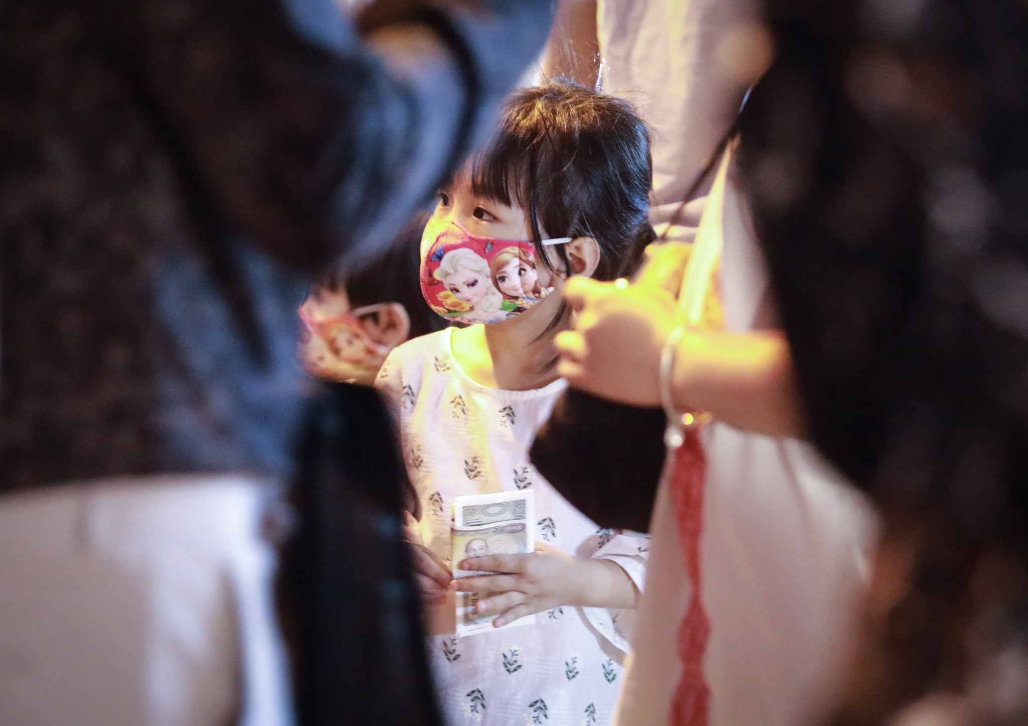 Nguoi dan tran ra duong vai vong truoc phu Tay Ho anh 11