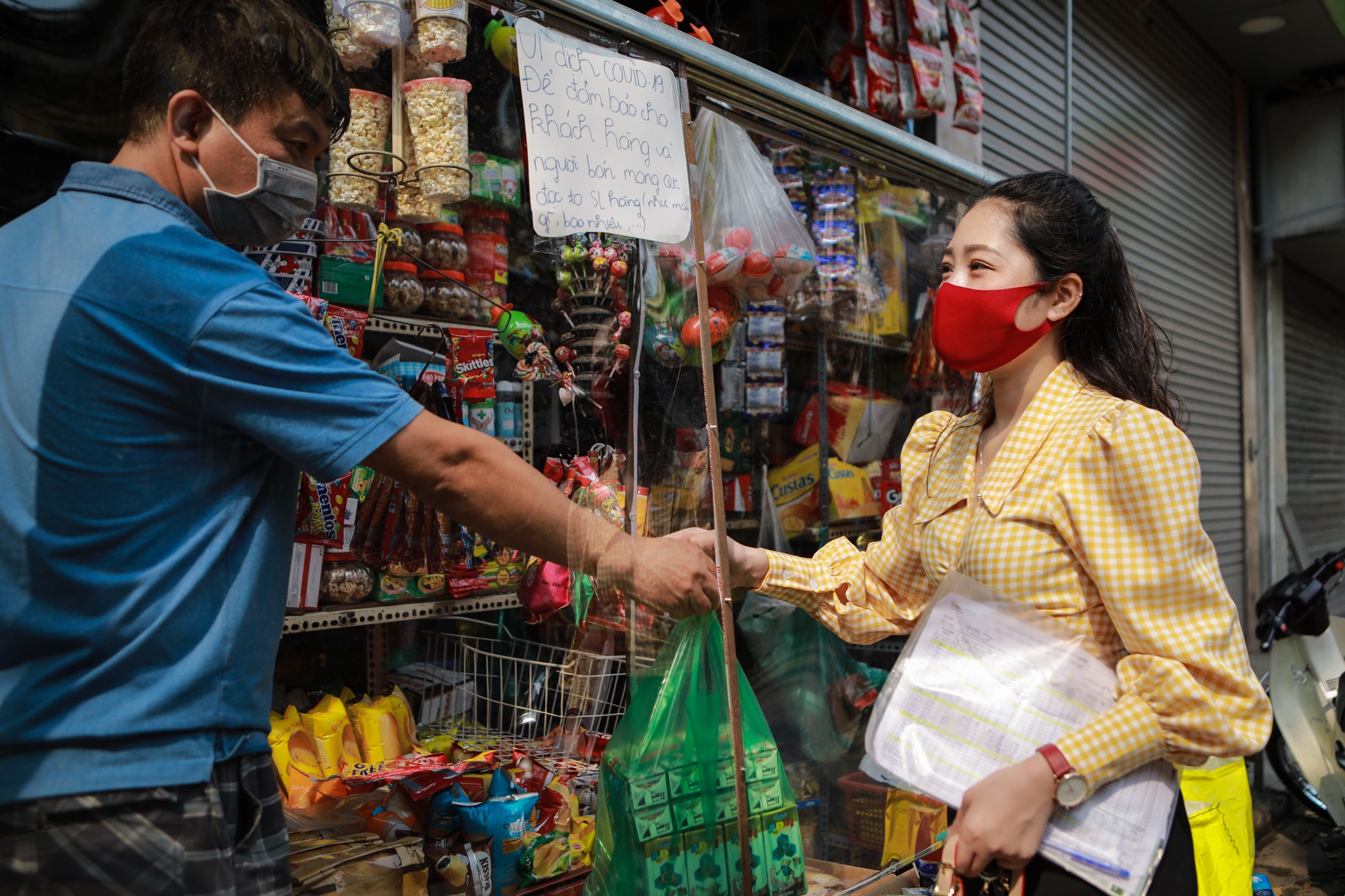 Lam rem trong suot,  deo mic de tranh tiep xuc mua dich anh 5