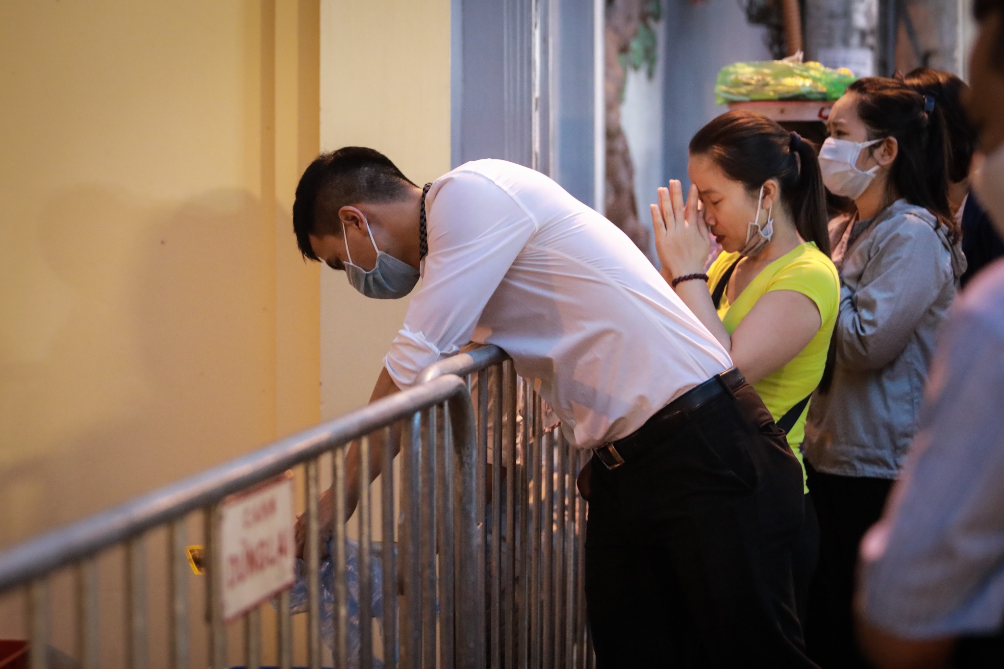 Nguoi dan tran ra duong vai vong truoc phu Tay Ho anh 9