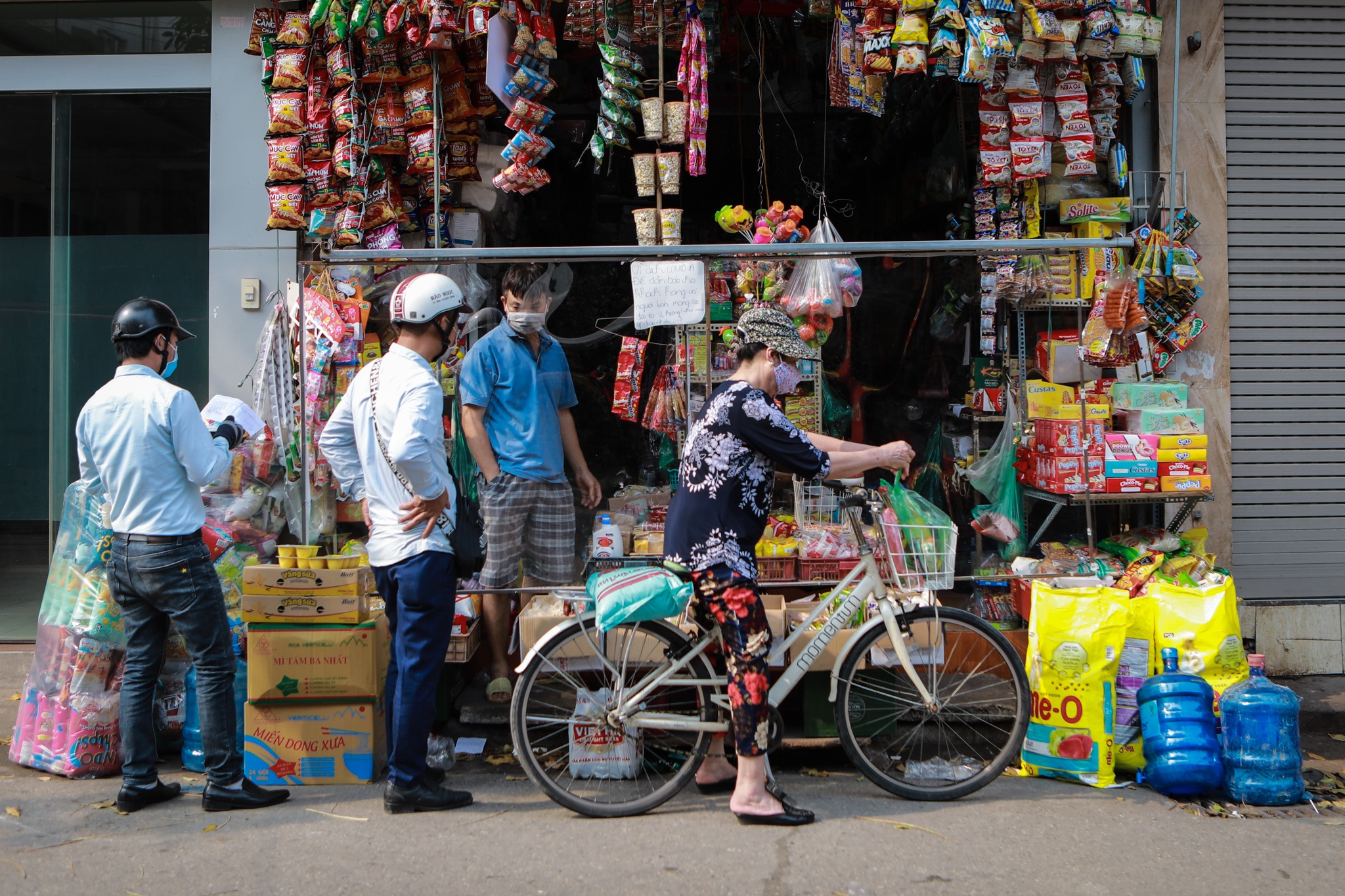 Lam rem trong suot,  deo mic de tranh tiep xuc mua dich anh 4