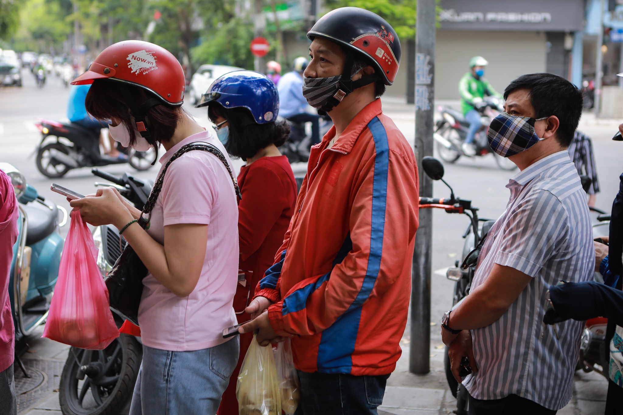 Xep dang dai tran ra duong doi mua banh troi,  banh chay mua dich anh 2