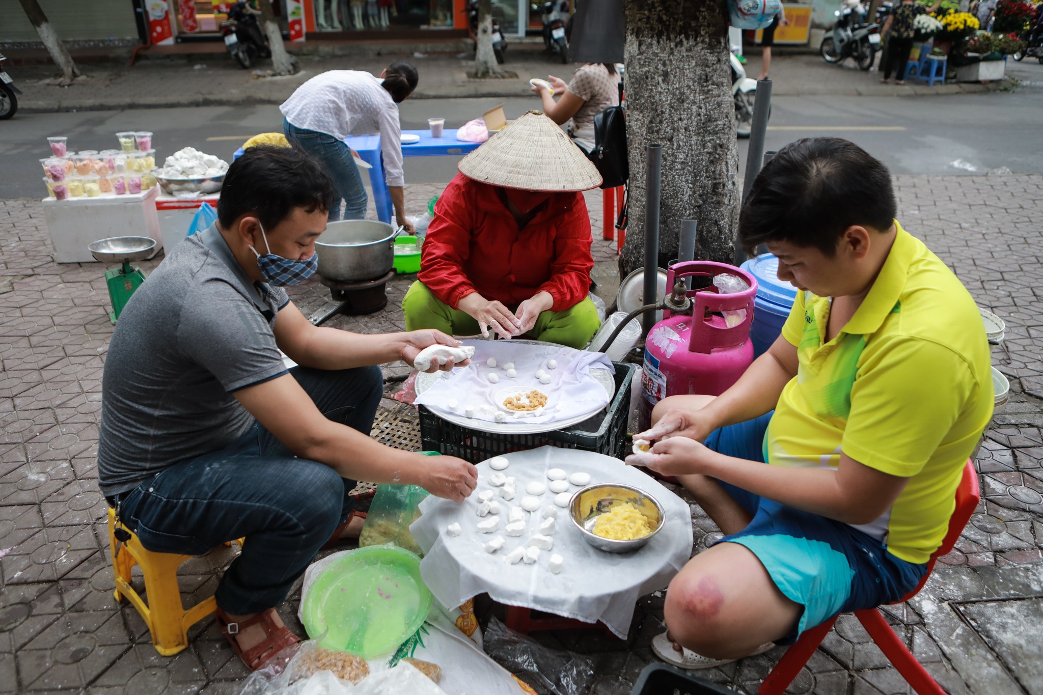 Xep dang dai tran ra duong doi mua banh troi,  banh chay mua dich anh 5