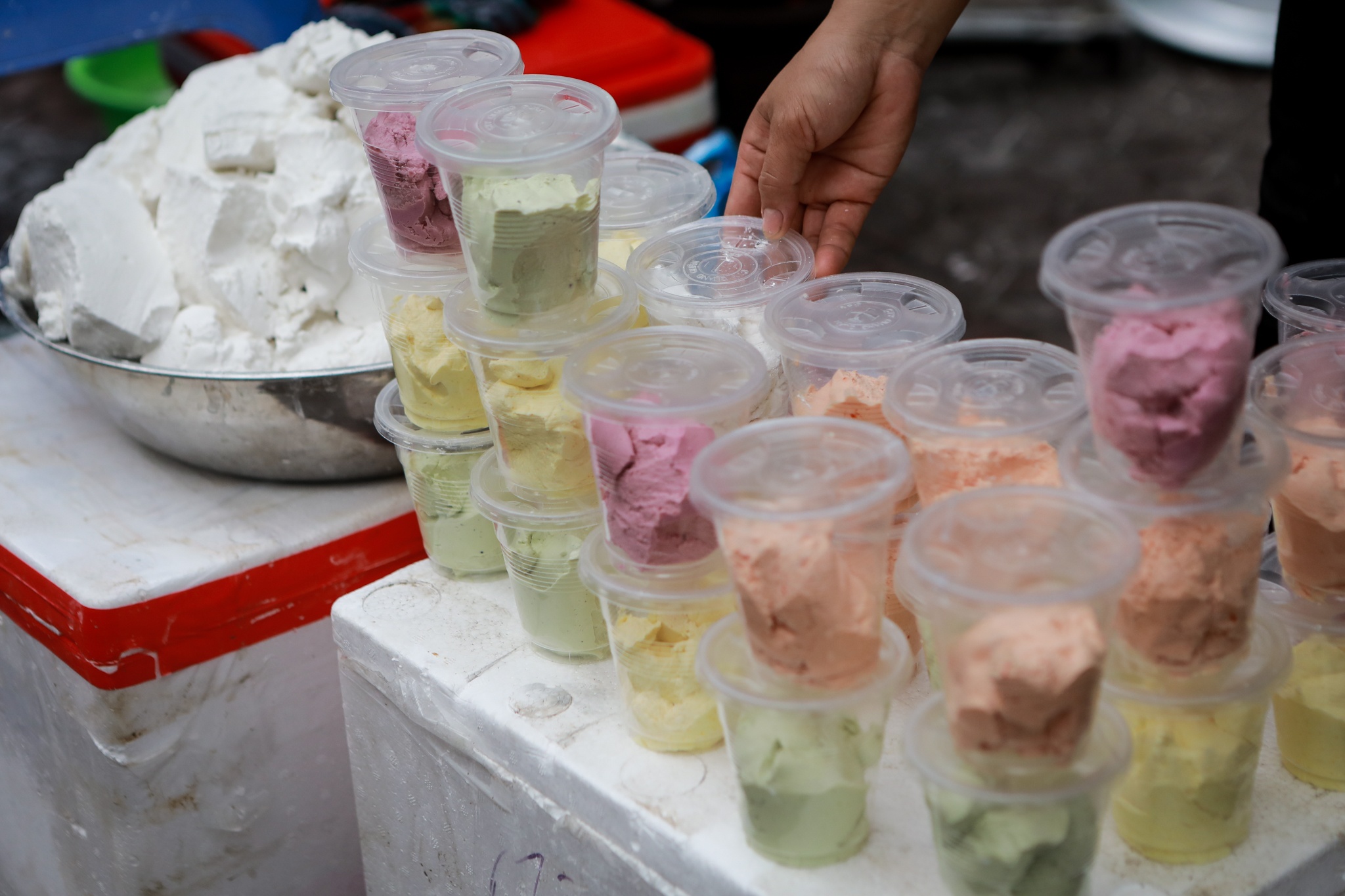 Xep dang dai tran ra duong doi mua banh troi,  banh chay mua dich anh 6