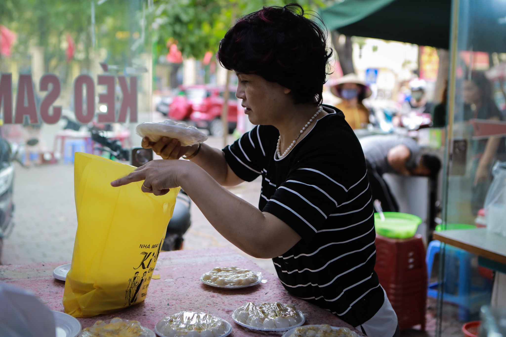 Xep dang dai tran ra duong doi mua banh troi,  banh chay mua dich anh 8