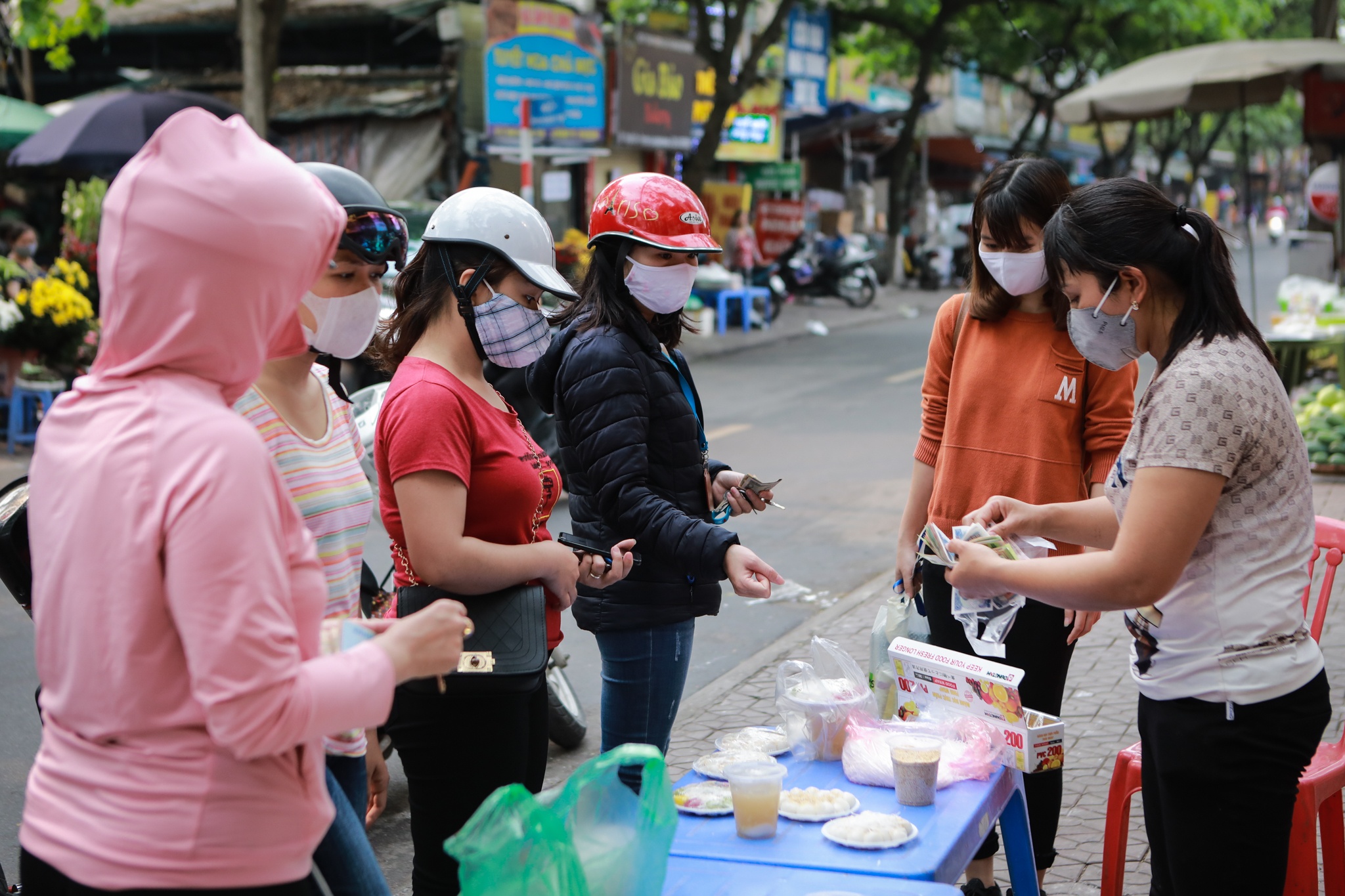 Xep dang dai tran ra duong doi mua banh troi,  banh chay mua dich anh 7