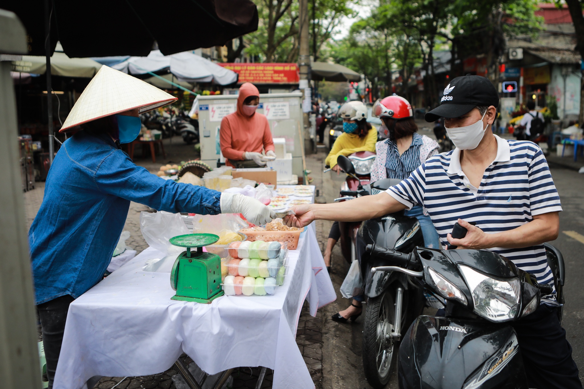 Xep dang dai tran ra duong doi mua banh troi,  banh chay mua dich anh 9
