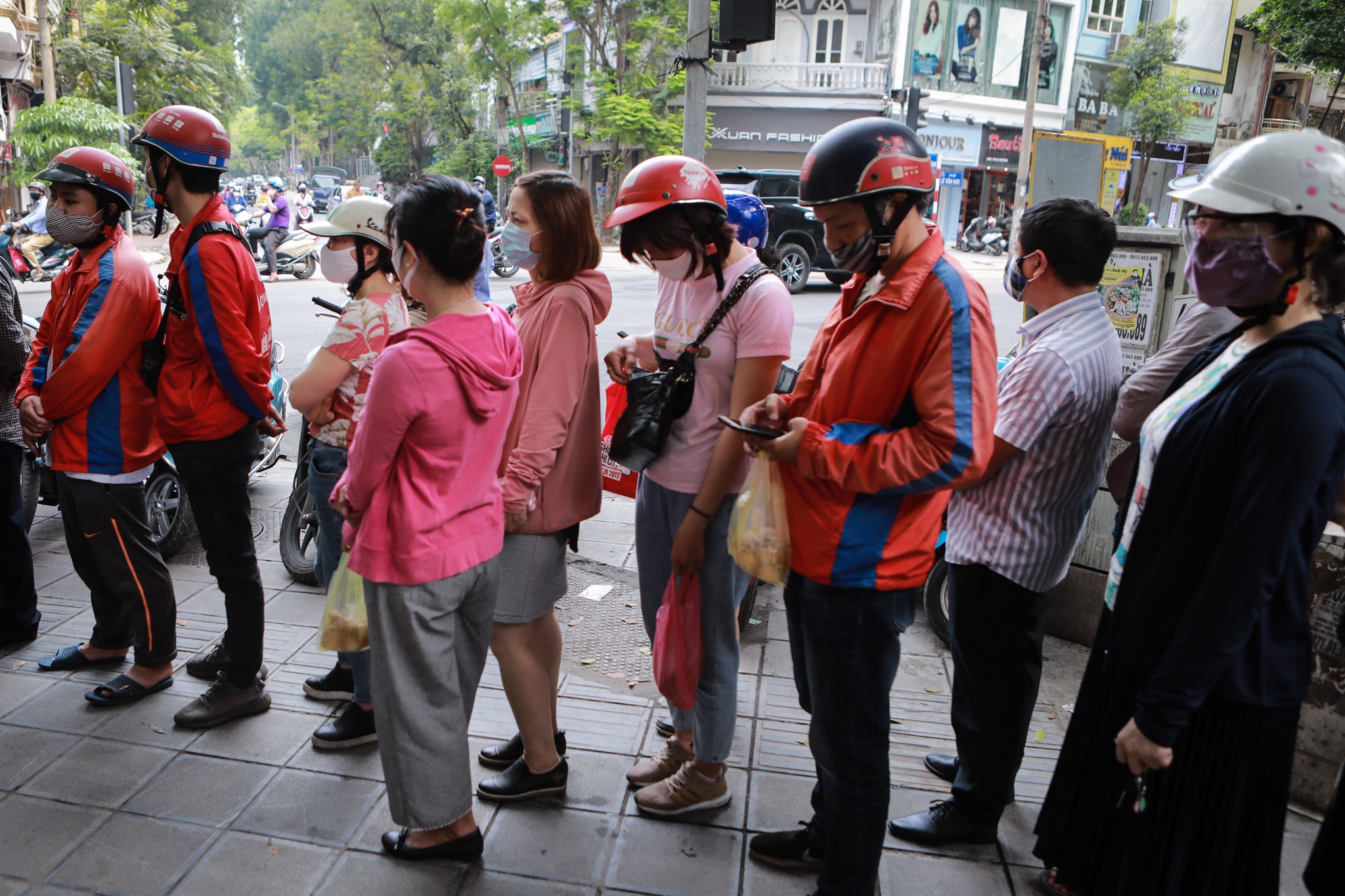 Xep hang dai tran ra duong mua banh troi, banh chay du dang dich hinh anh