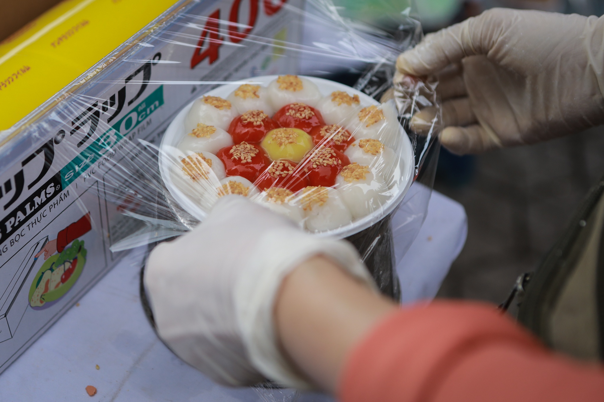 Xep dang dai tran ra duong doi mua banh troi,  banh chay mua dich anh 4