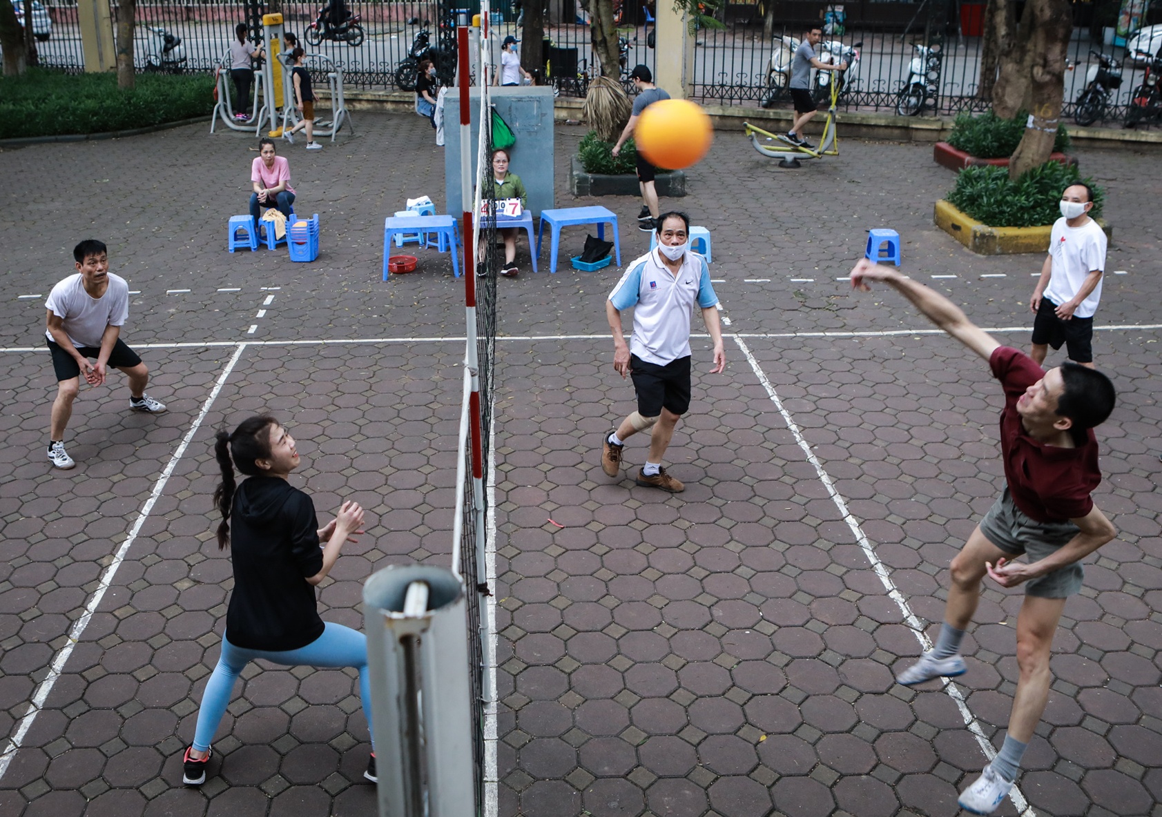 Cong vien dong kin,  phong gym dong,  dich benh,  dong cua quan xa,  Covid-19 anh 4