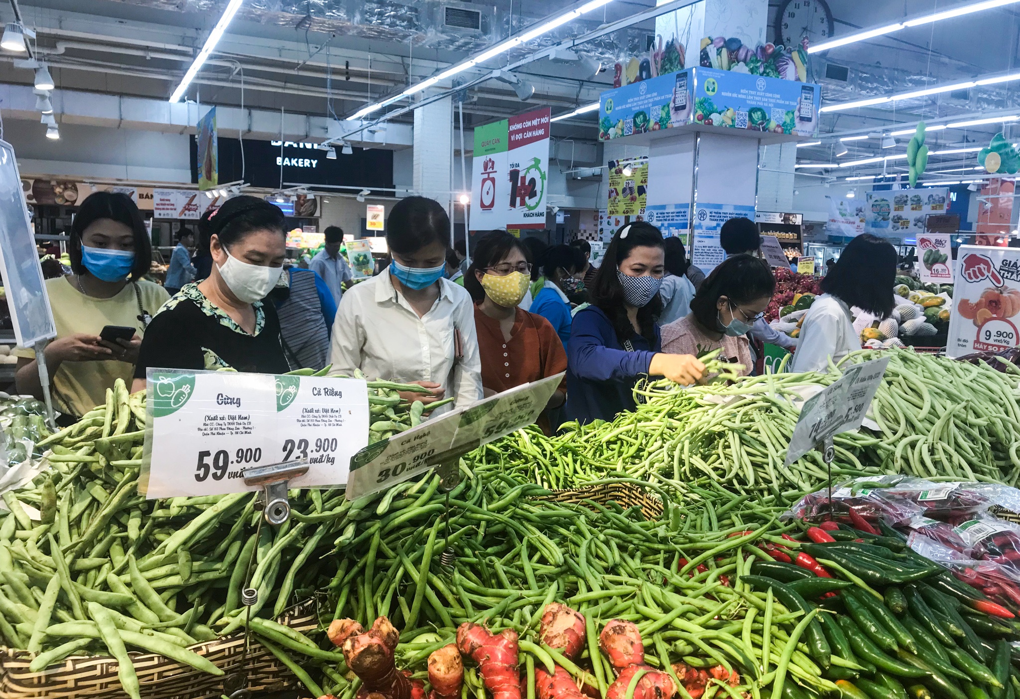 Nguoi dan ngoi an sang truoc cua nha vi cua hang an dong cua mua dich anh 10