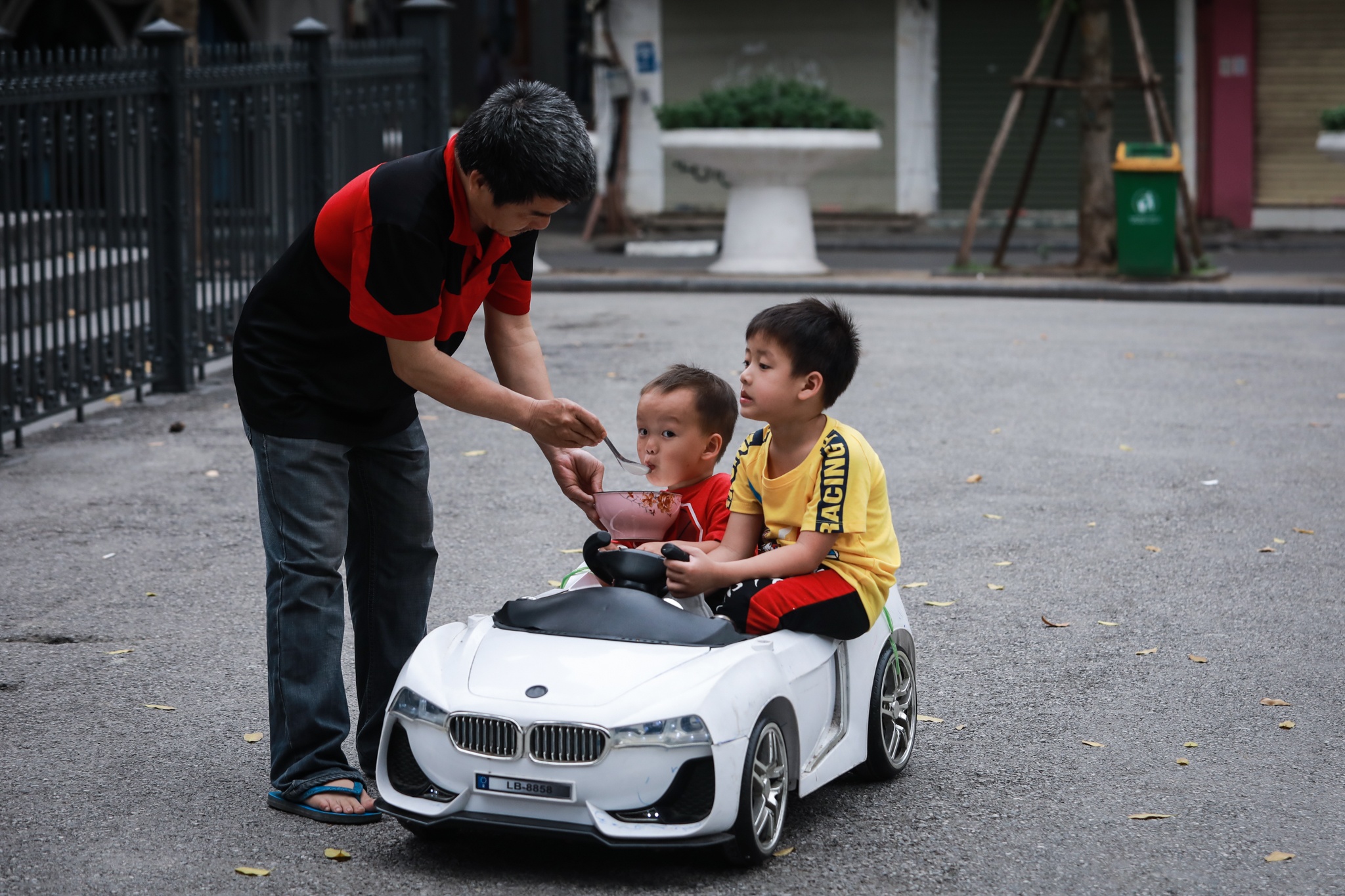 Nguoi dan ngoi an sang truoc cua nha vi cua hang an dong cua mua dich anh 4