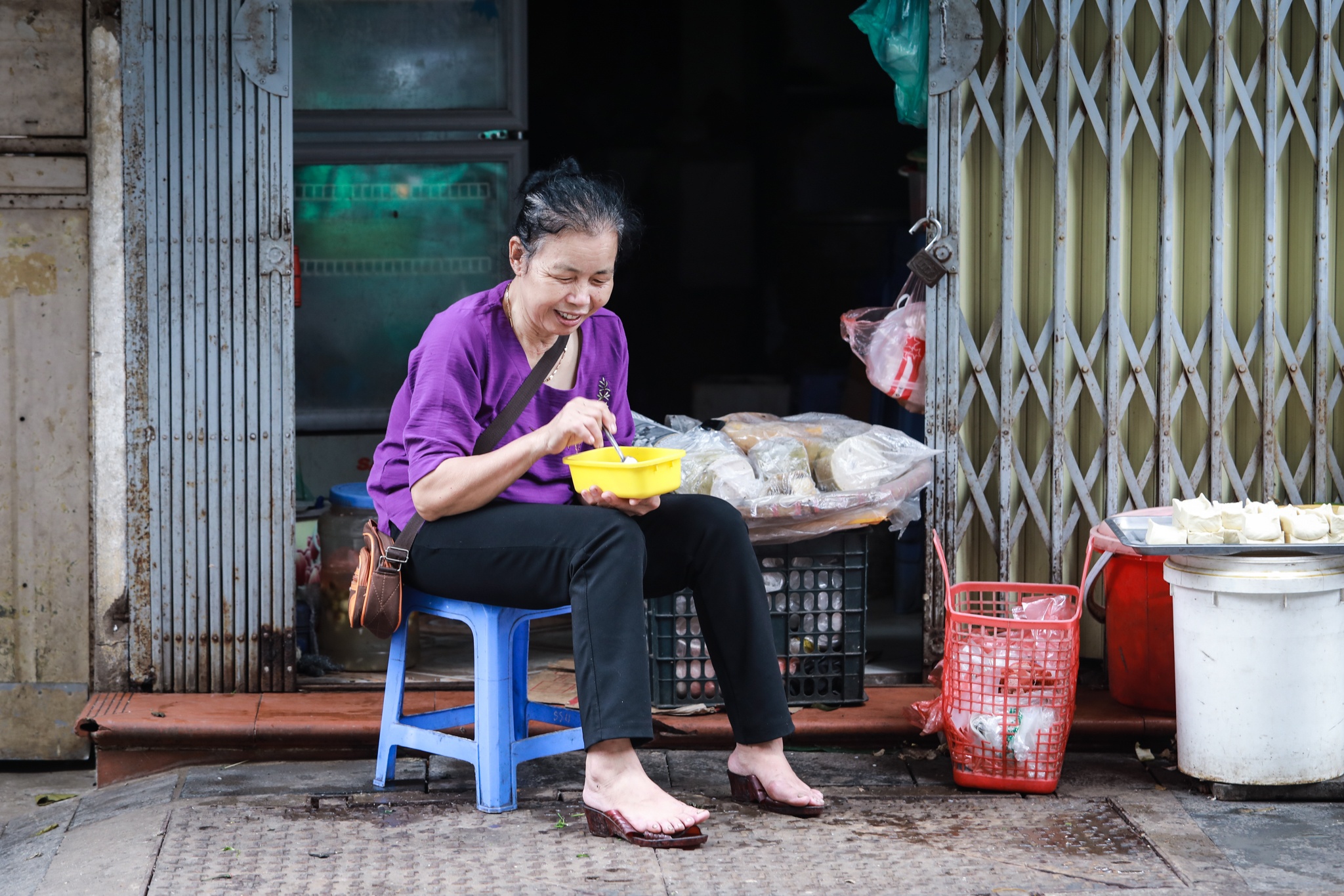 Nguoi dan ngoi an sang truoc cua nha vi cua hang an dong cua mua dich anh 5