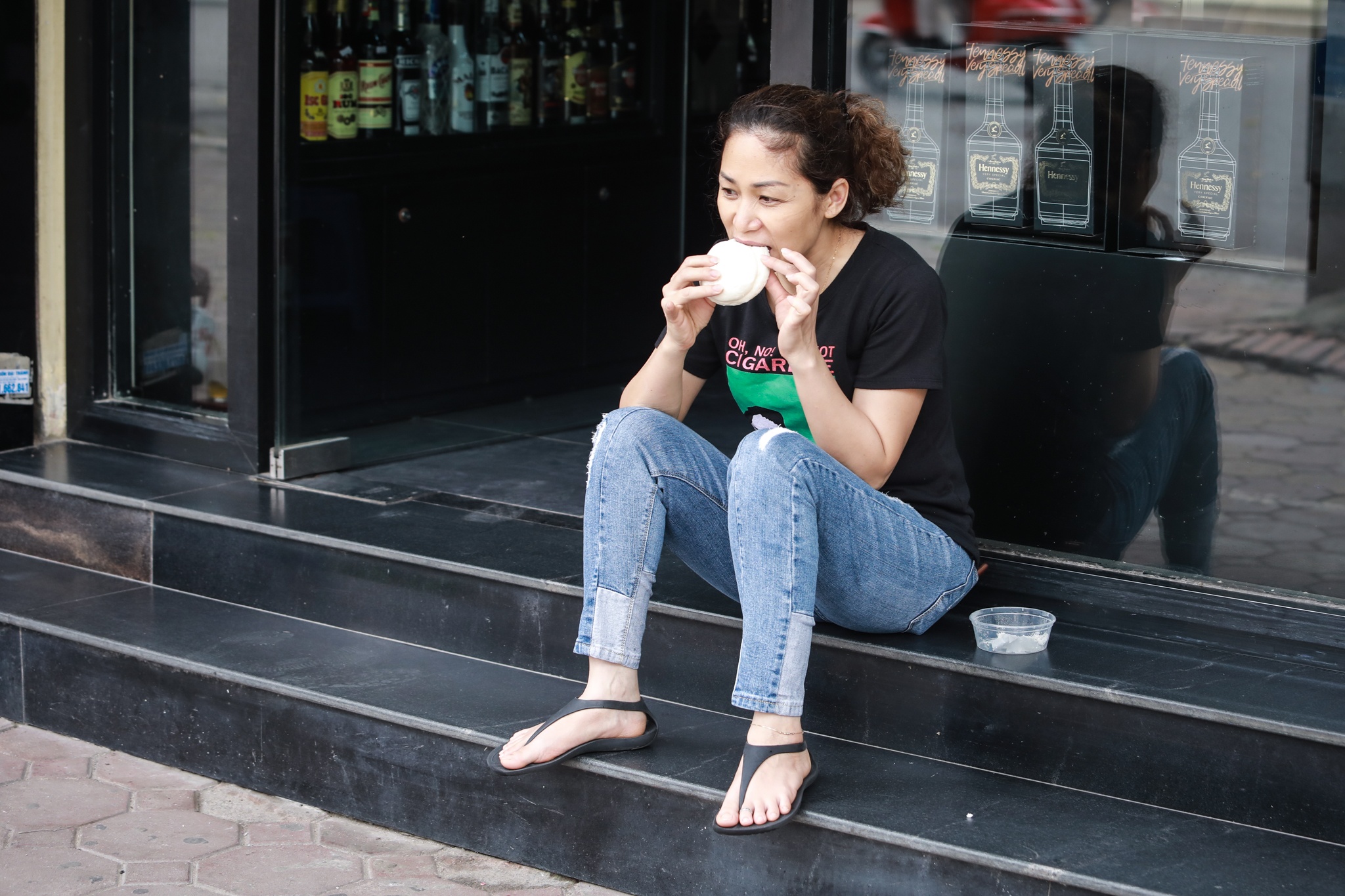 Nguoi dan ngoi an sang truoc cua nha vi cua hang an dong cua mua dich anh 6