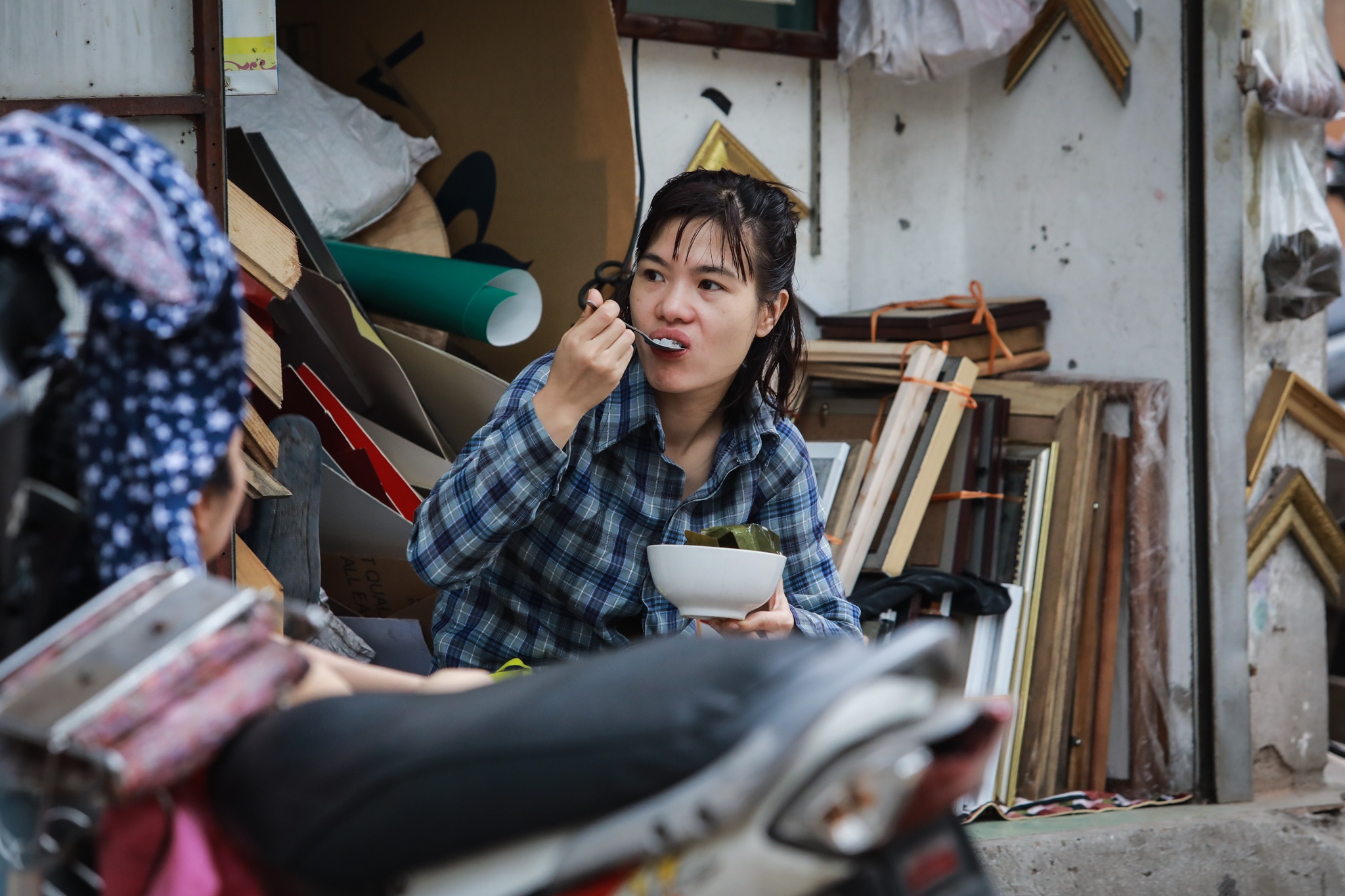 Nguoi dan ngoi an sang truoc cua nha vi cua hang an dong cua mua dich anh 9