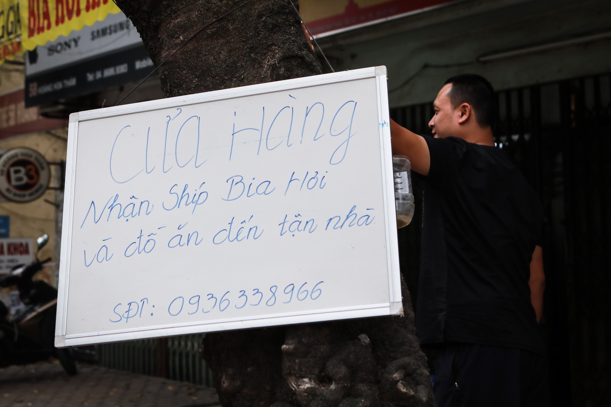 Nguoi dan ngoi an sang truoc cua nha vi cua hang an dong cua mua dich anh 8