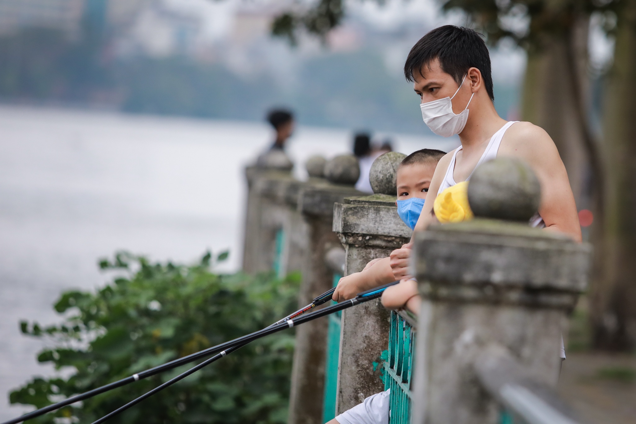 Nhiều cặp đôi chọn hồ Tây là điểm hóng gió giữa dịch bệnh ảnh 8 Nhieu cap doi chon ho Tay la diem hong gio giua dich benh anh 8