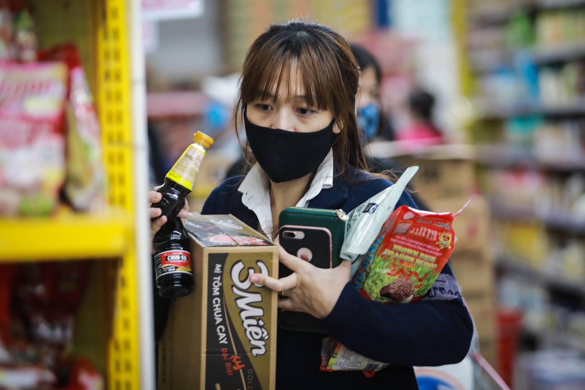 Doi mu bao hiem,  deo gang tay di mua sam truoc ngay cach ly toan xa hoi anh 9