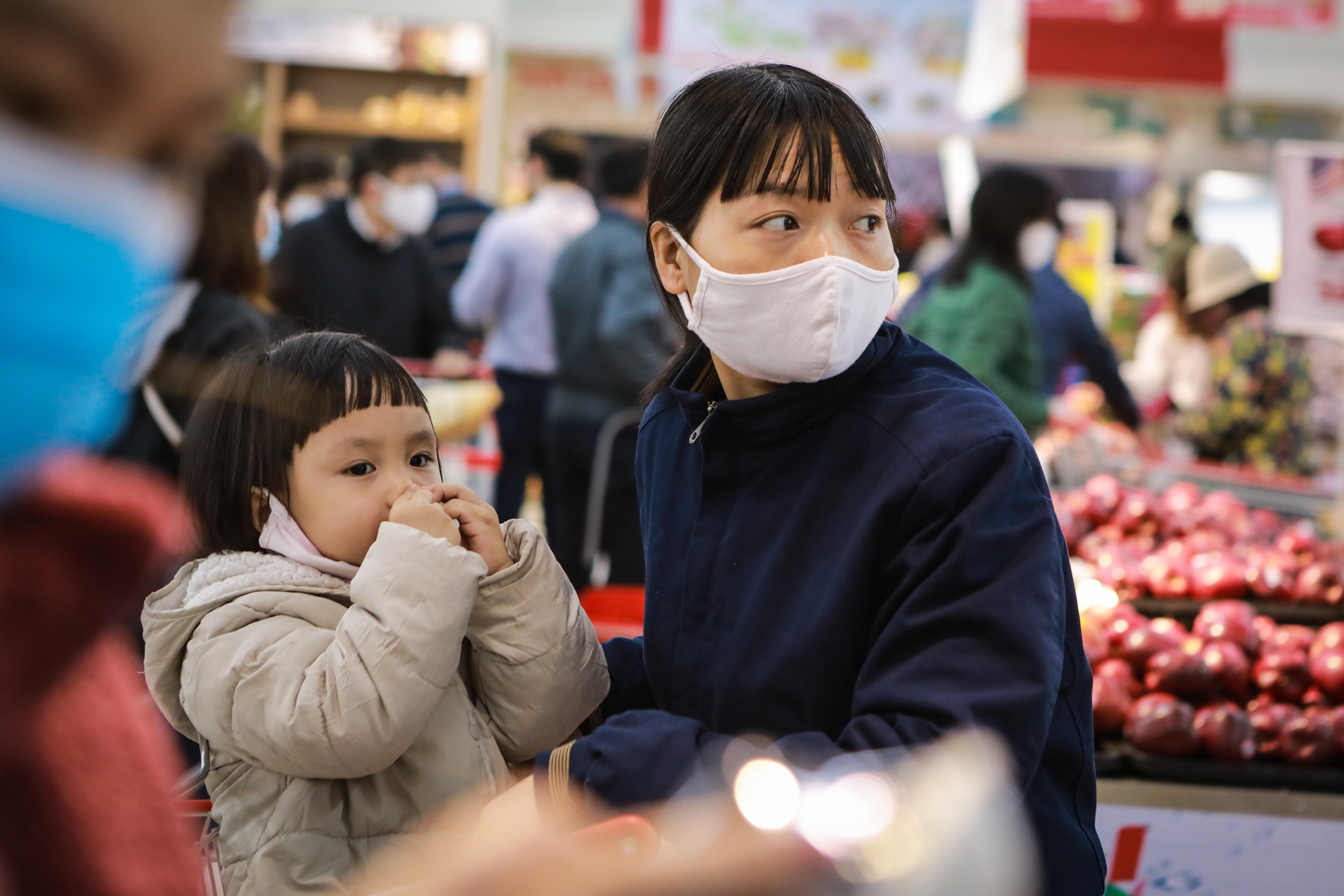 Doi mu bao hiem,  deo gang tay di mua sam truoc ngay cach ly toan xa hoi anh 10