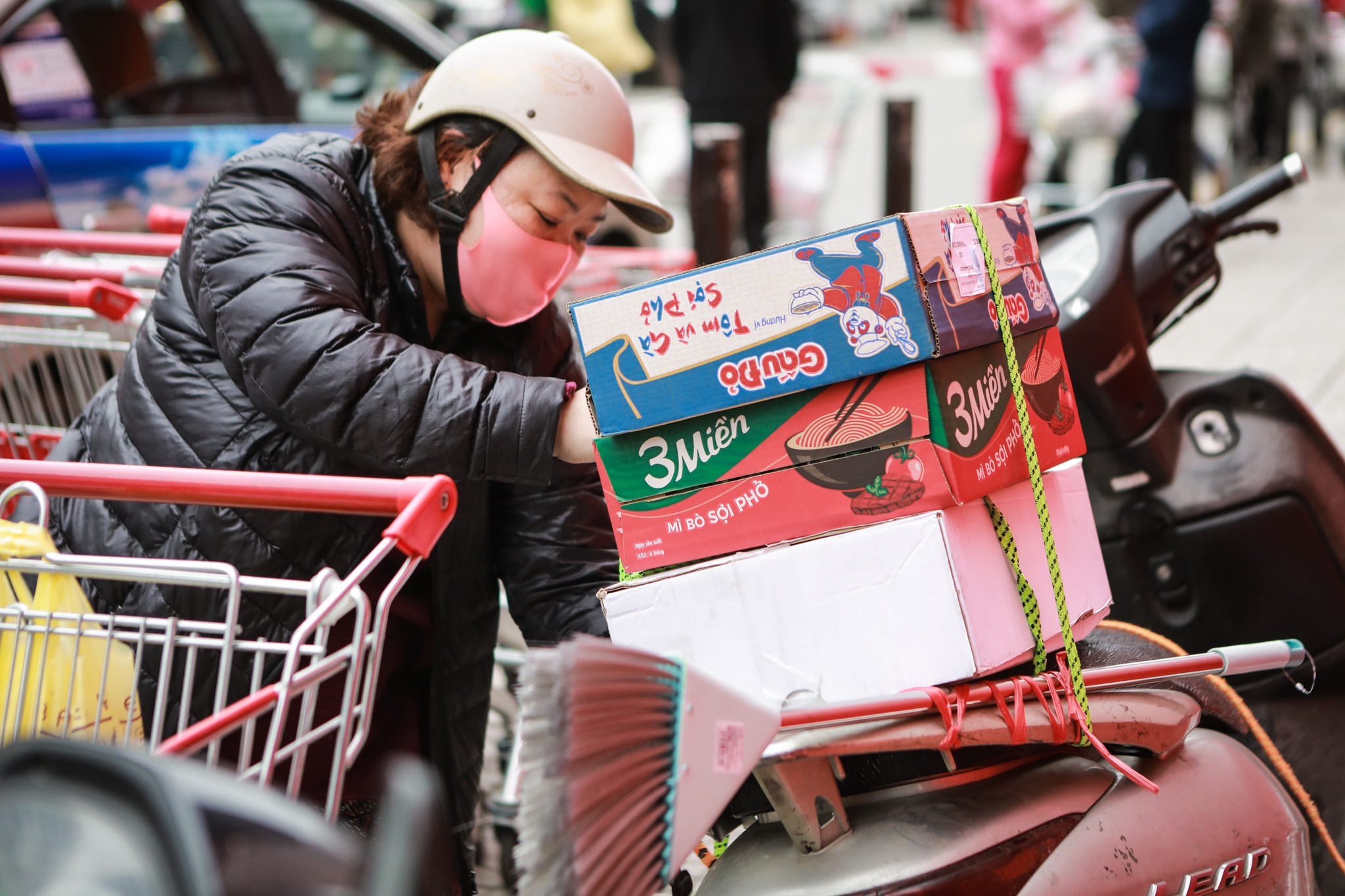 Doi mu bao hiem,  deo gang tay di mua sam truoc ngay cach ly toan xa hoi anh 12