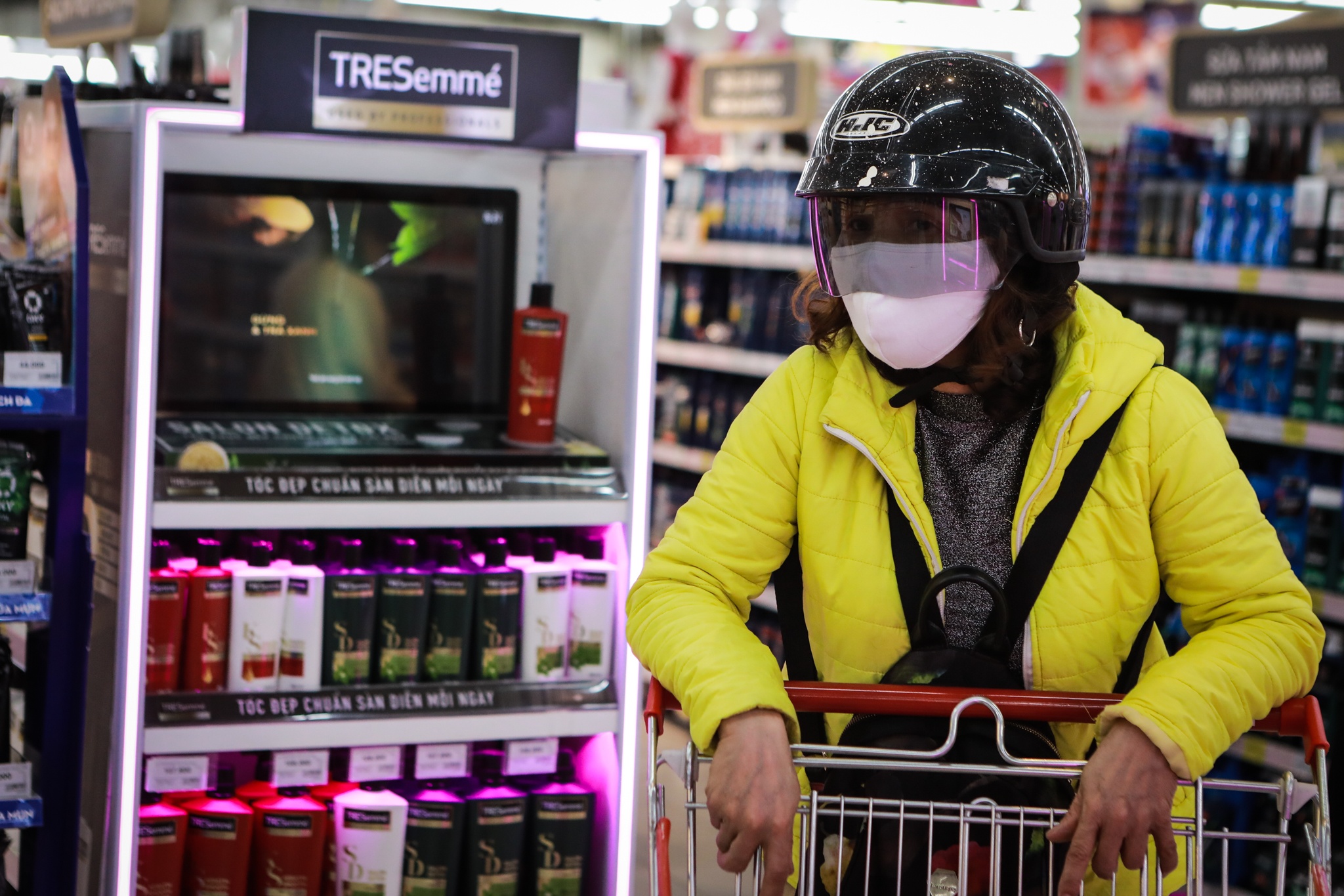 Doi mu bao hiem,  deo gang tay di mua sam truoc ngay cach ly toan xa hoi anh 3