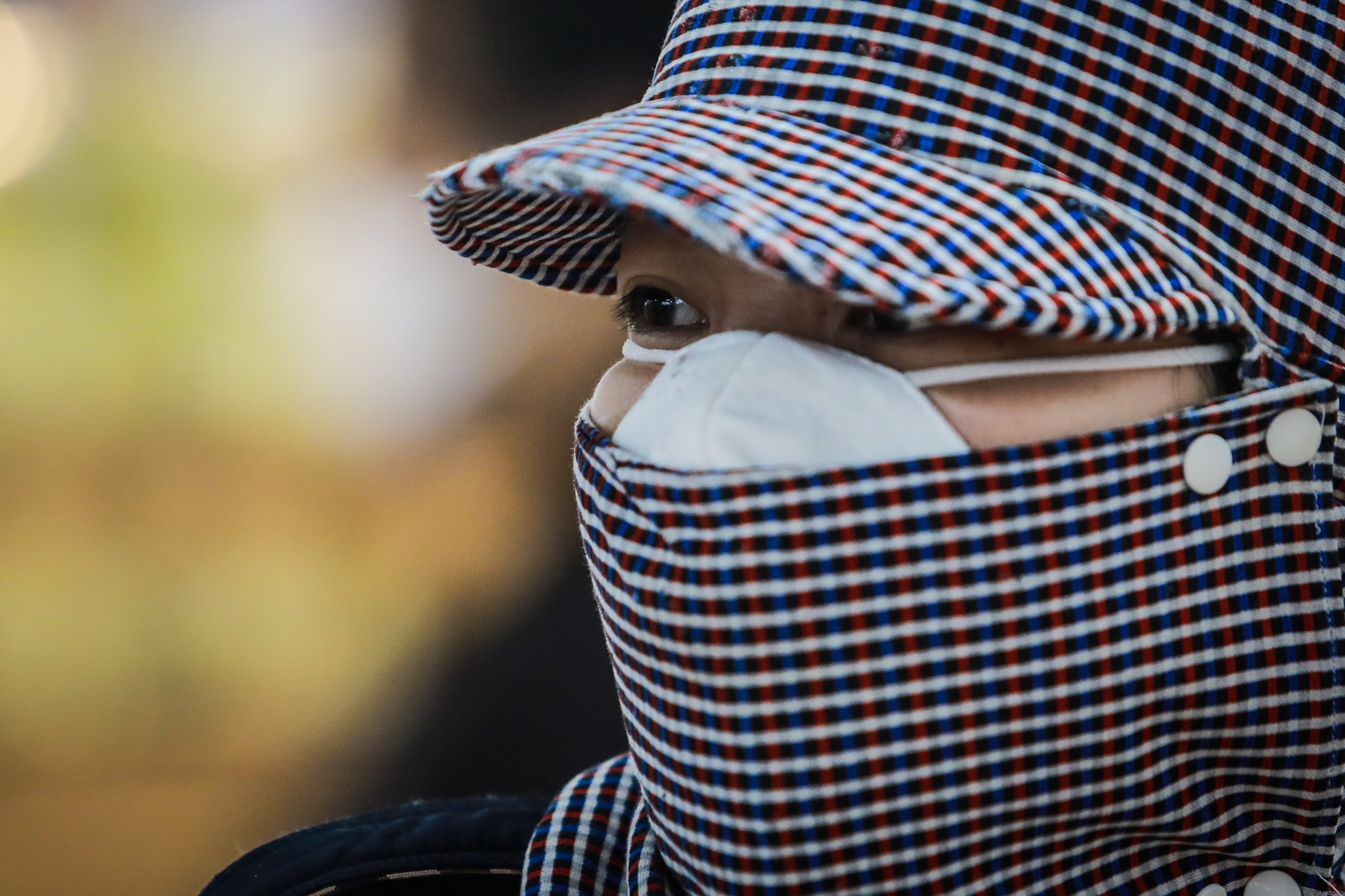 Doi mu bao hiem,  deo gang tay di mua sam truoc ngay cach ly toan xa hoi anh 2