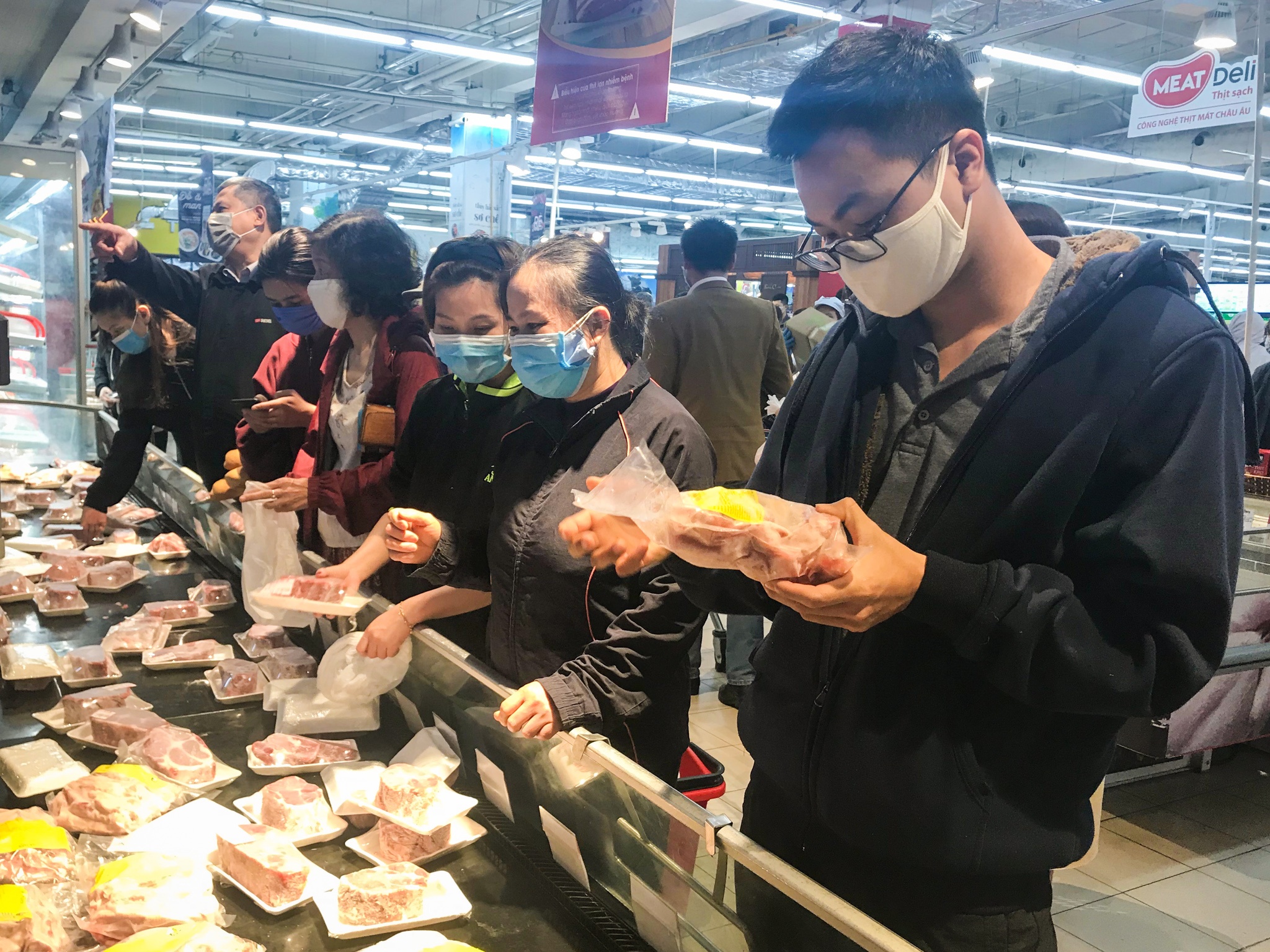 Doi mu bao hiem,  deo gang tay di mua sam truoc ngay cach ly toan xa hoi anh 11