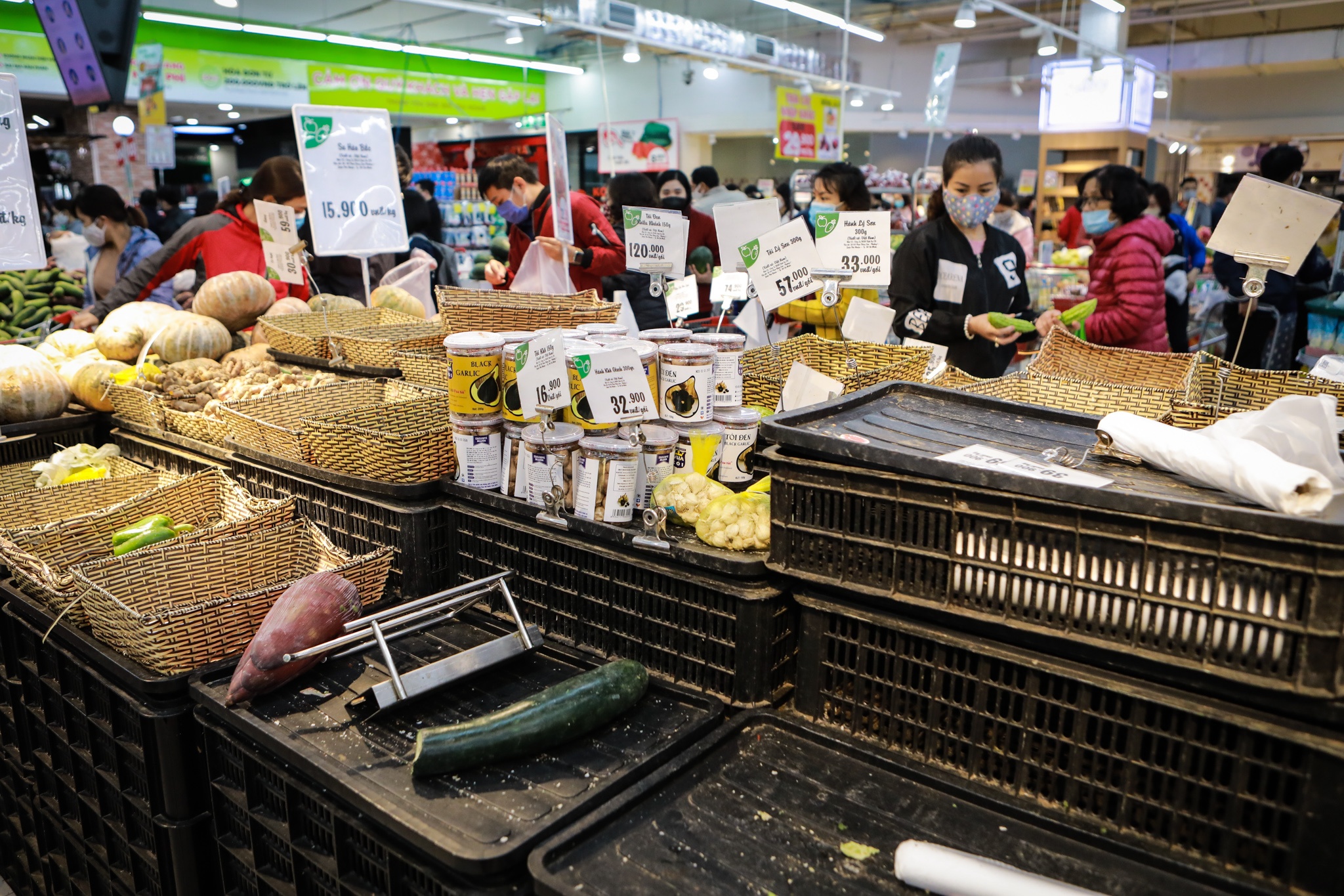 Doi mu bao hiem,  deo gang tay di mua sam truoc ngay cach ly toan xa hoi anh 8