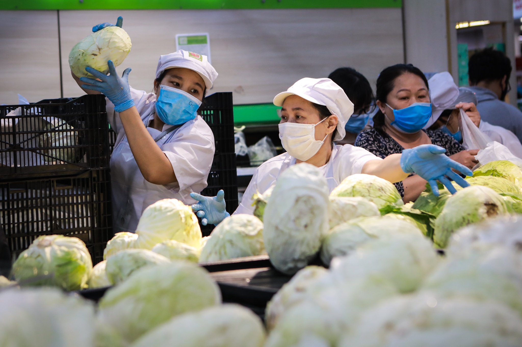 Doi mu bao hiem,  deo gang tay di mua sam truoc ngay cach ly toan xa hoi anh 7