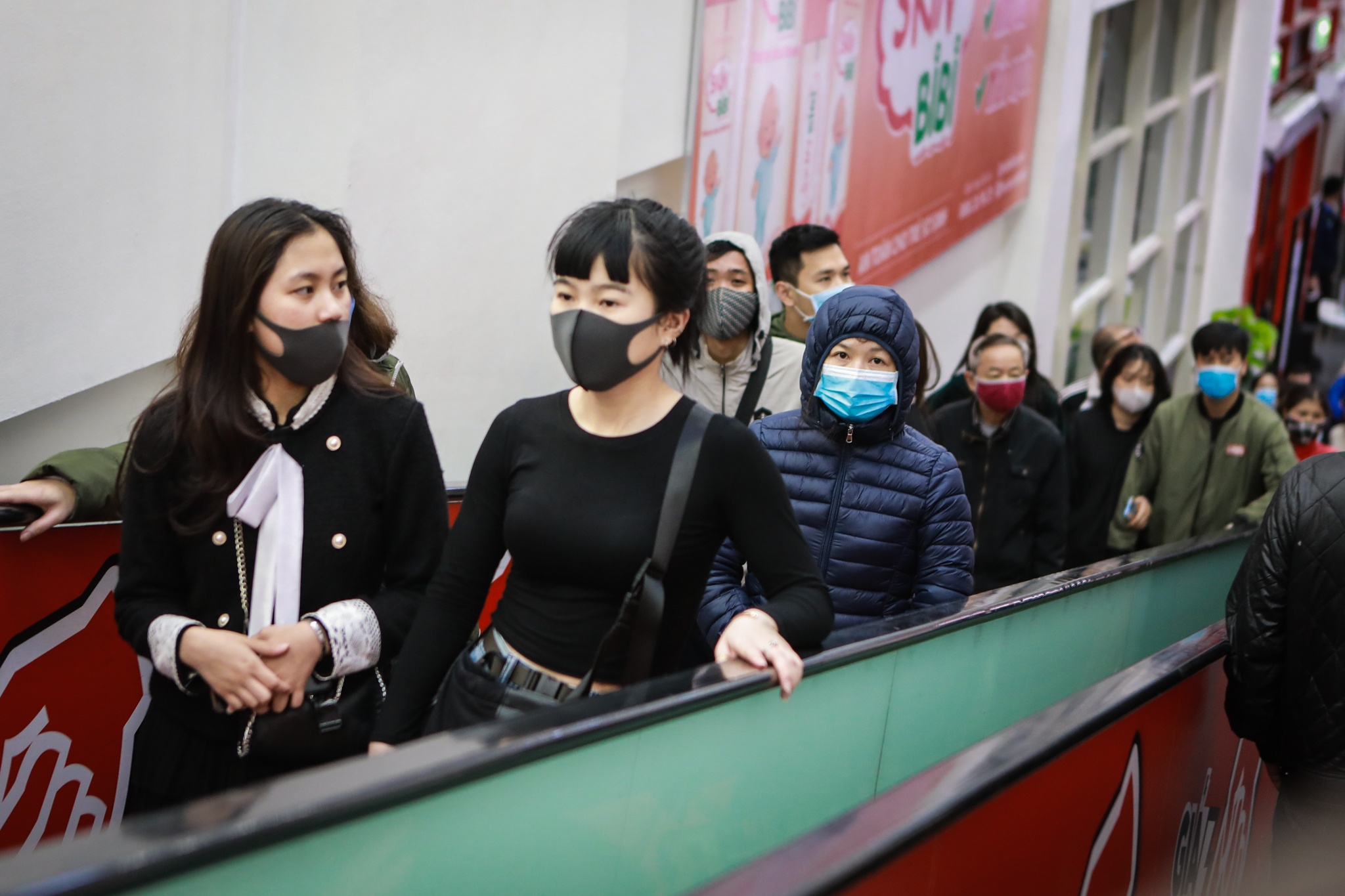 Nguoi dan Ha Noi mua sam truoc ngay cach ly toan xa hoi hinh anh