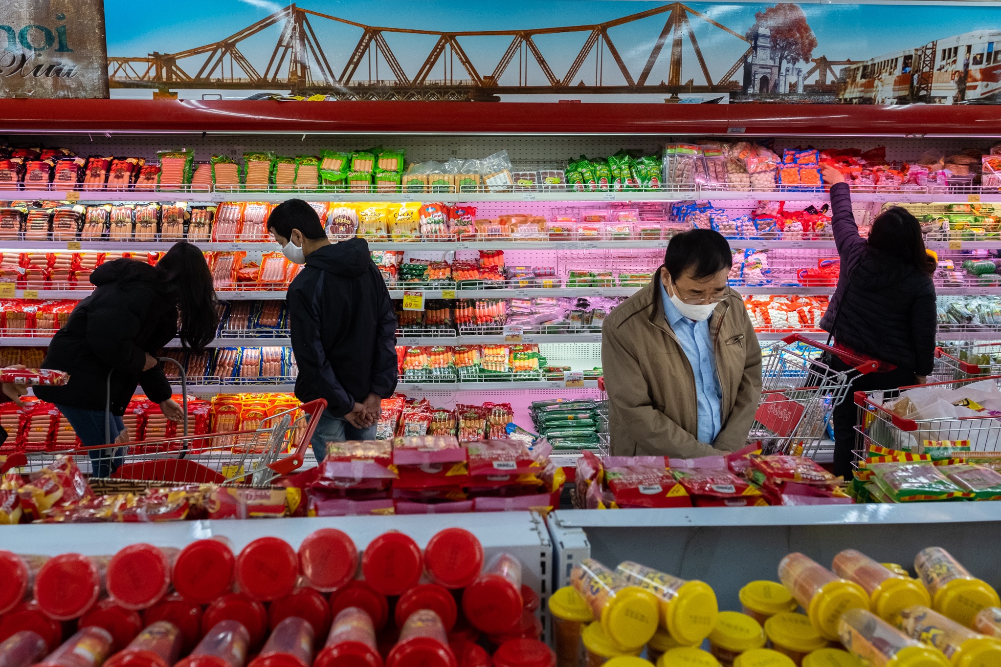 Doi mu bao hiem,  deo gang tay di mua sam truoc ngay cach ly toan xa hoi anh 5