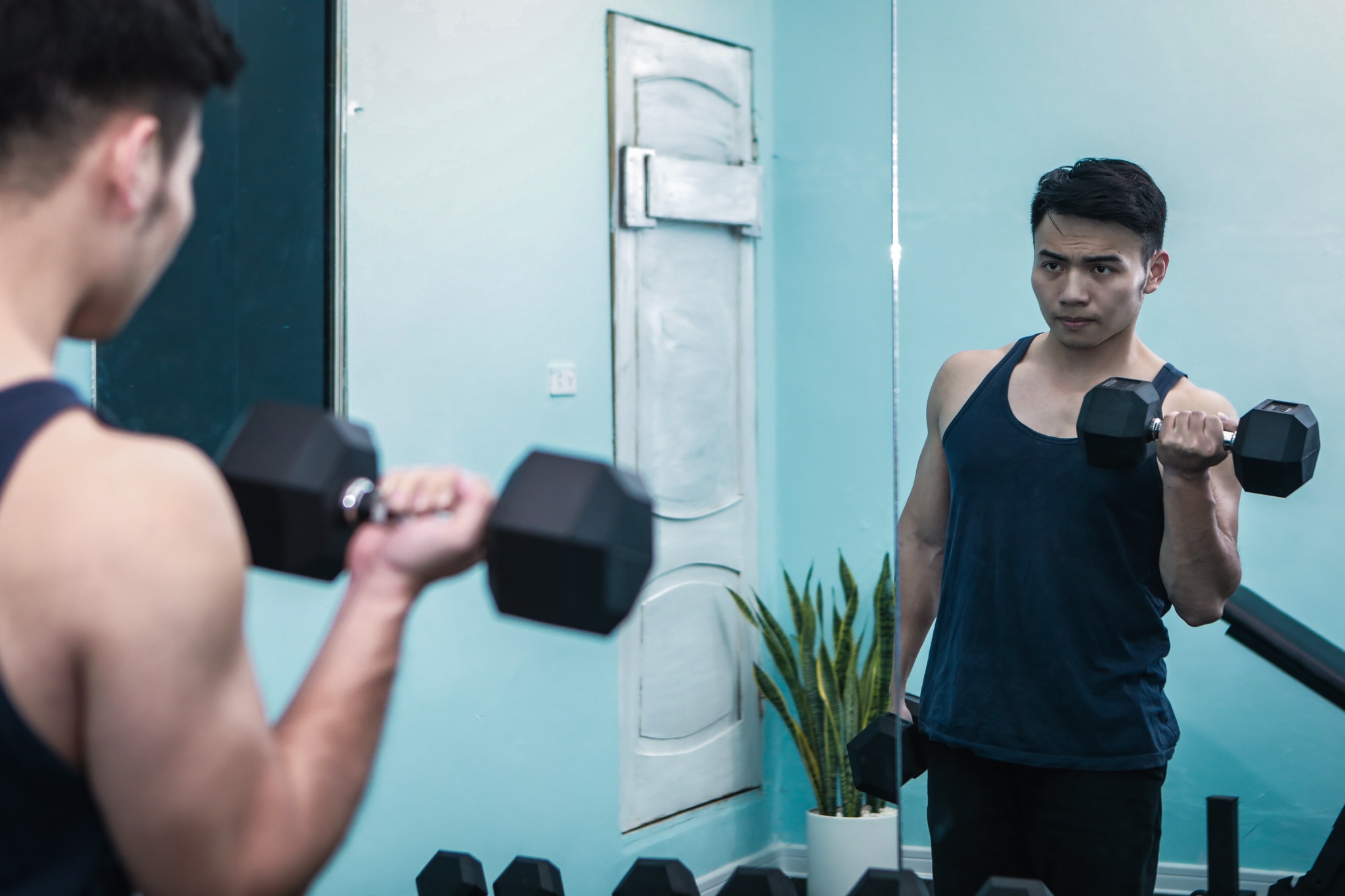 Chàng trai 6 múi làm phòng gym tại gia mùa dịch ảnh 5 Chang trai 6 mui lam phong gym tai gia mua dich anh 5