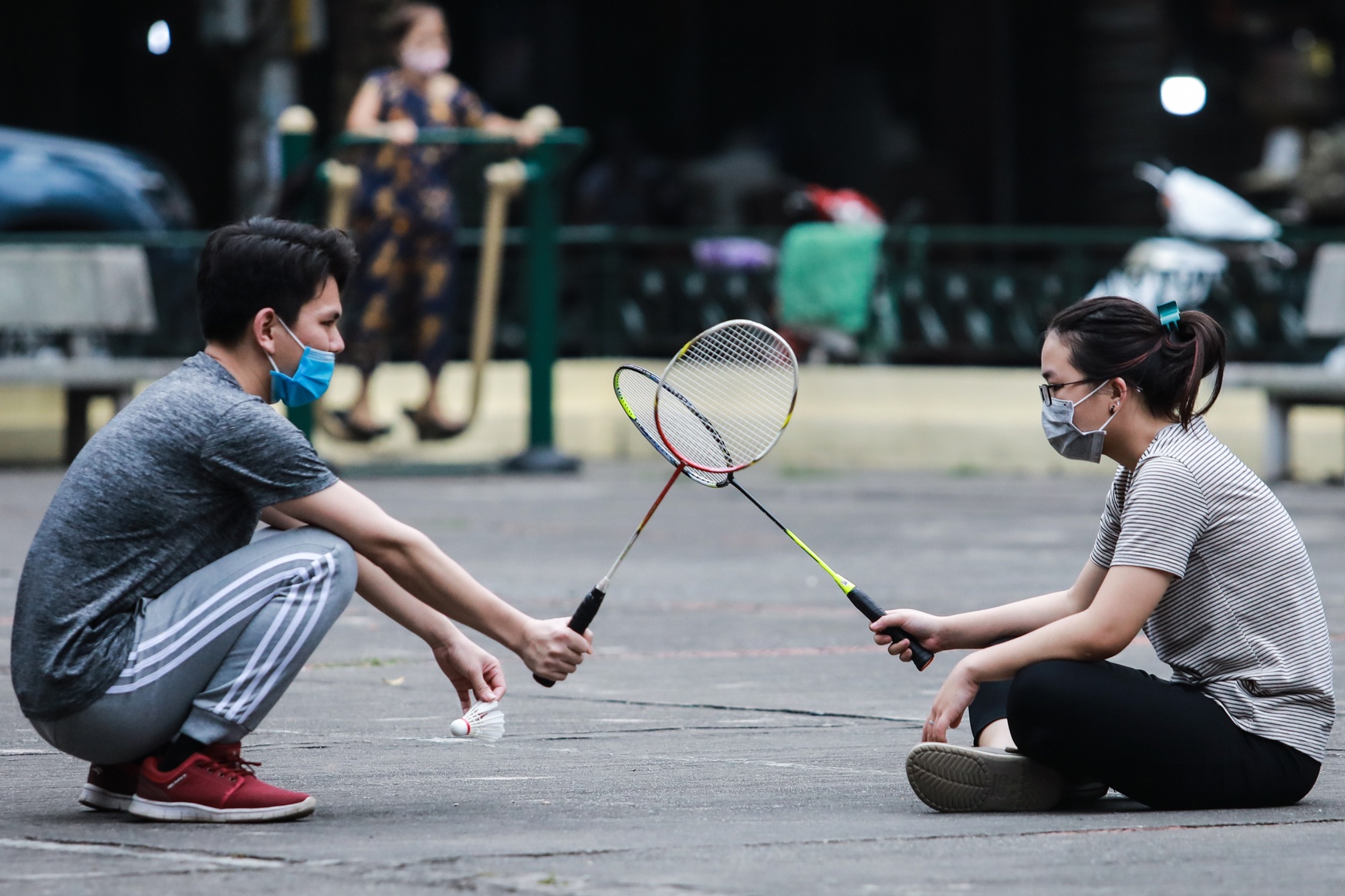 Cong vien bi cam, san choi o khu tap the dong duc nguoi hinh anh