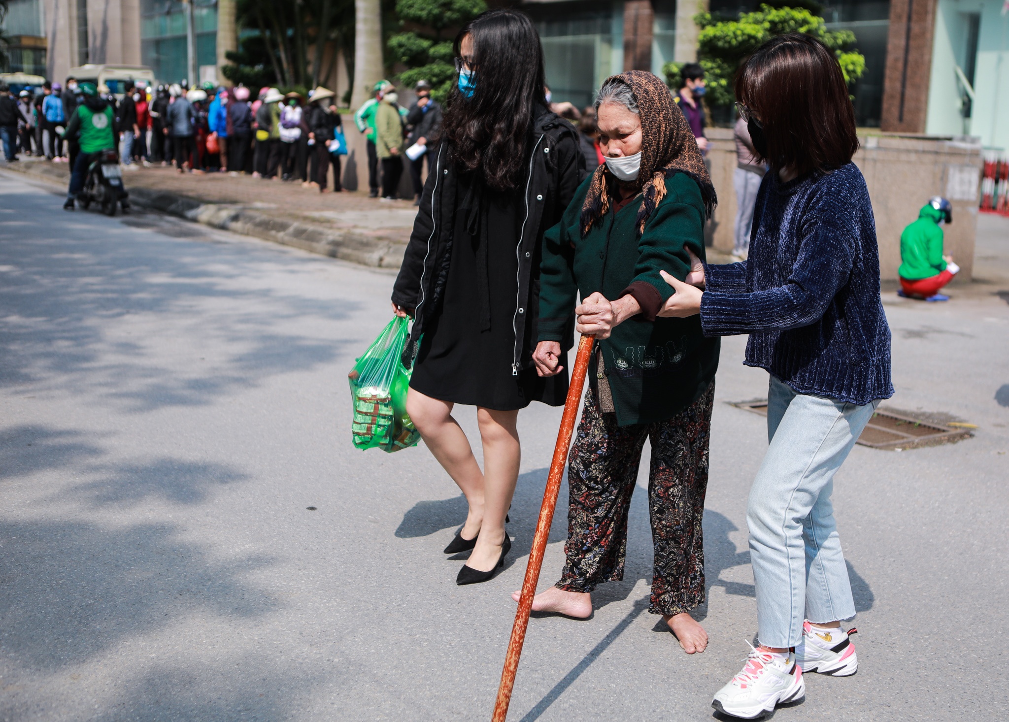 Nguoi ngheo khoc khi duoc mua sam tai sieu thi 0 dong anh 10