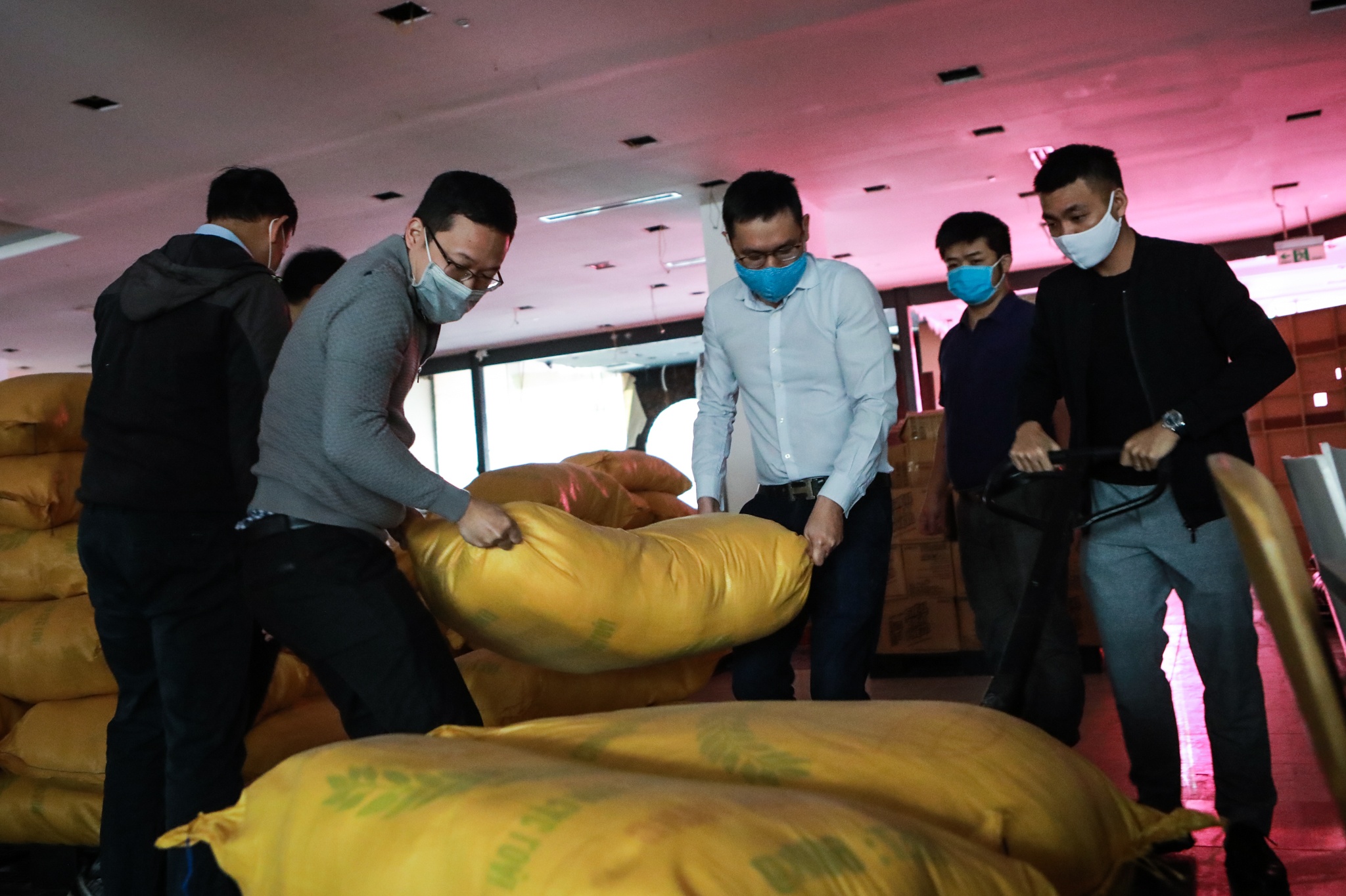 Nguoi ngheo khoc khi duoc mua sam tai sieu thi 0 dong anh 6