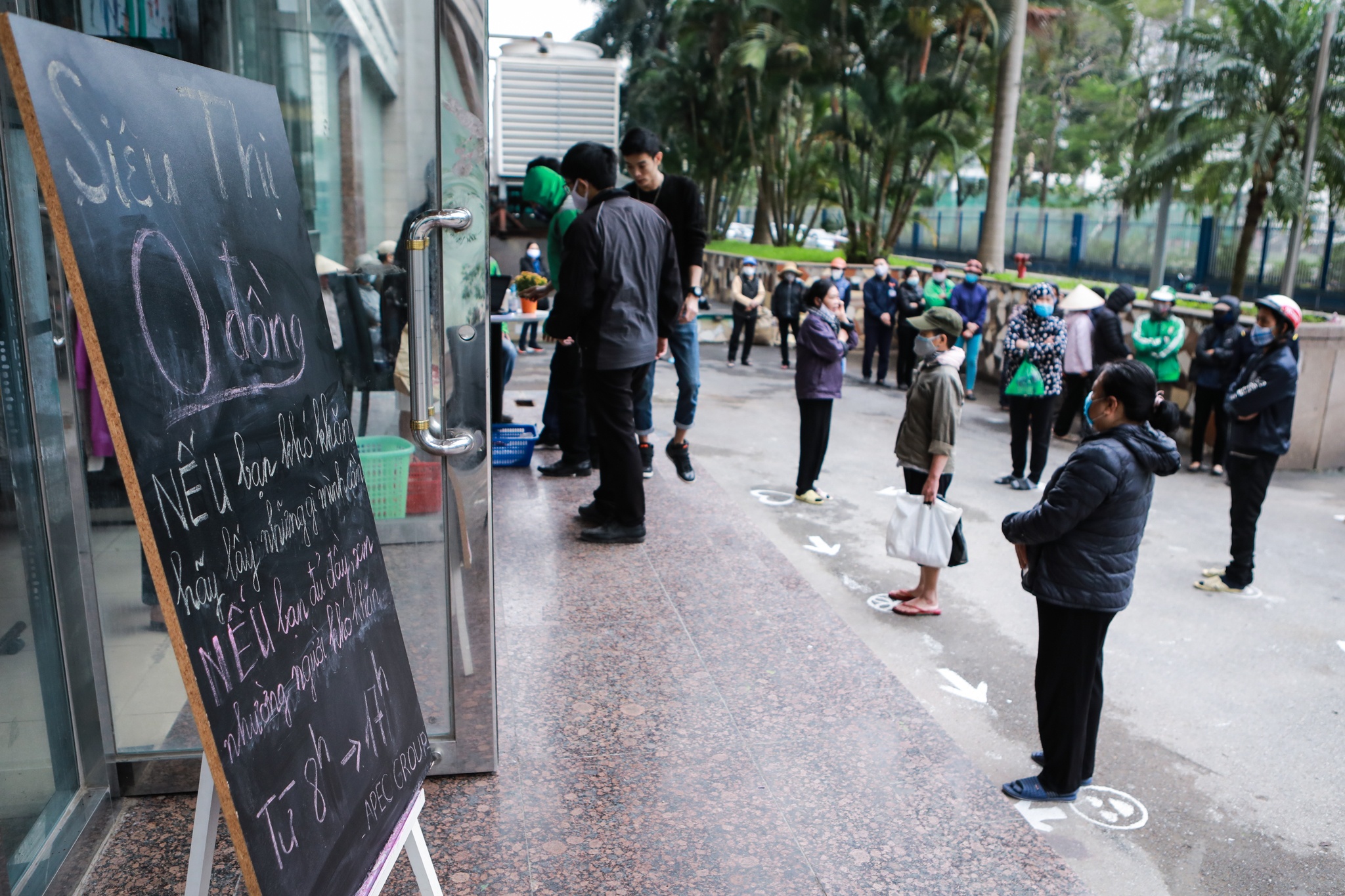Nguoi ngheo khoc khi duoc mua sam tai sieu thi 0 dong anh 1