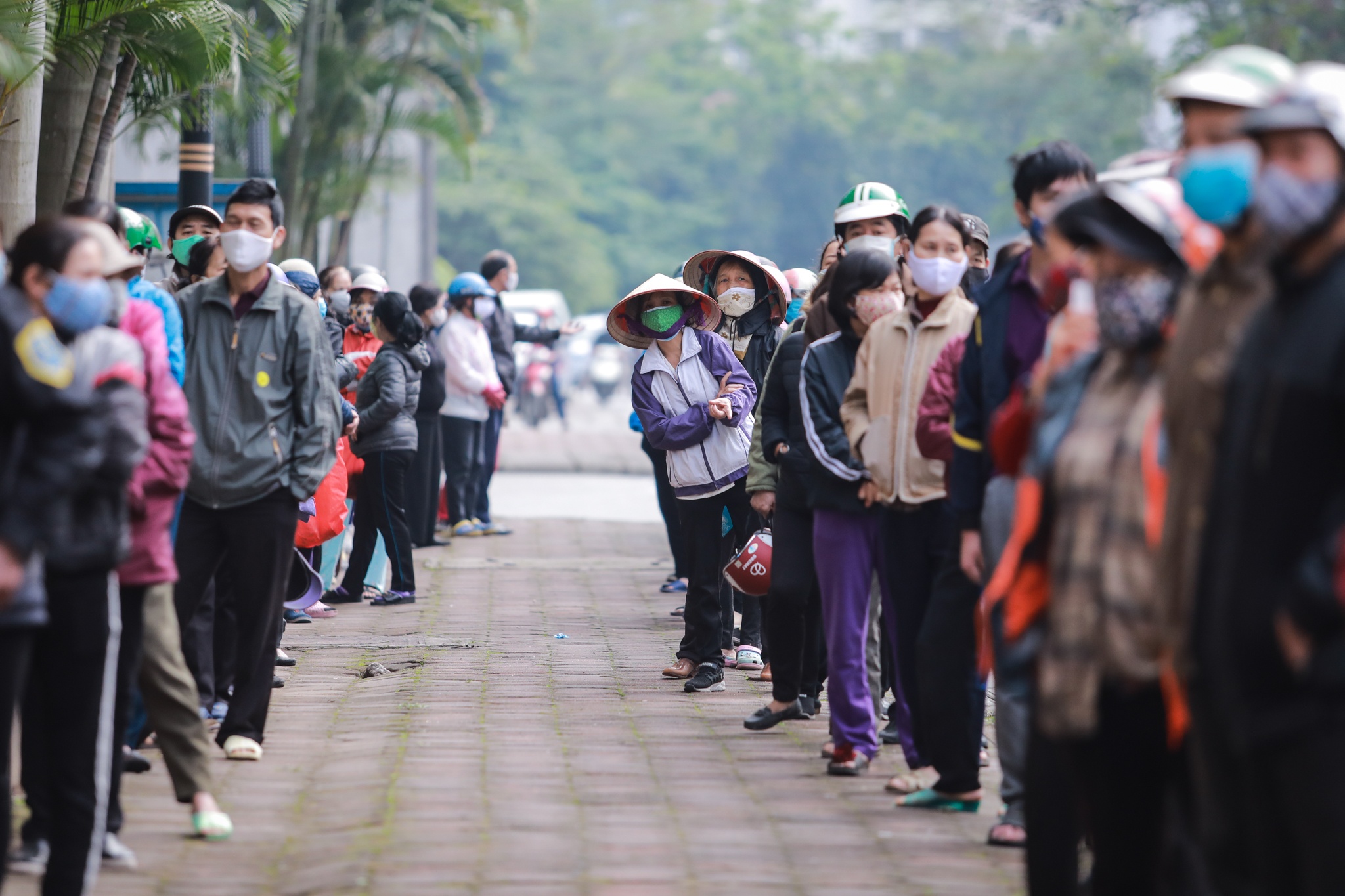 Nguoi ngheo khoc khi duoc mua sam tai sieu thi 0 dong anh 2