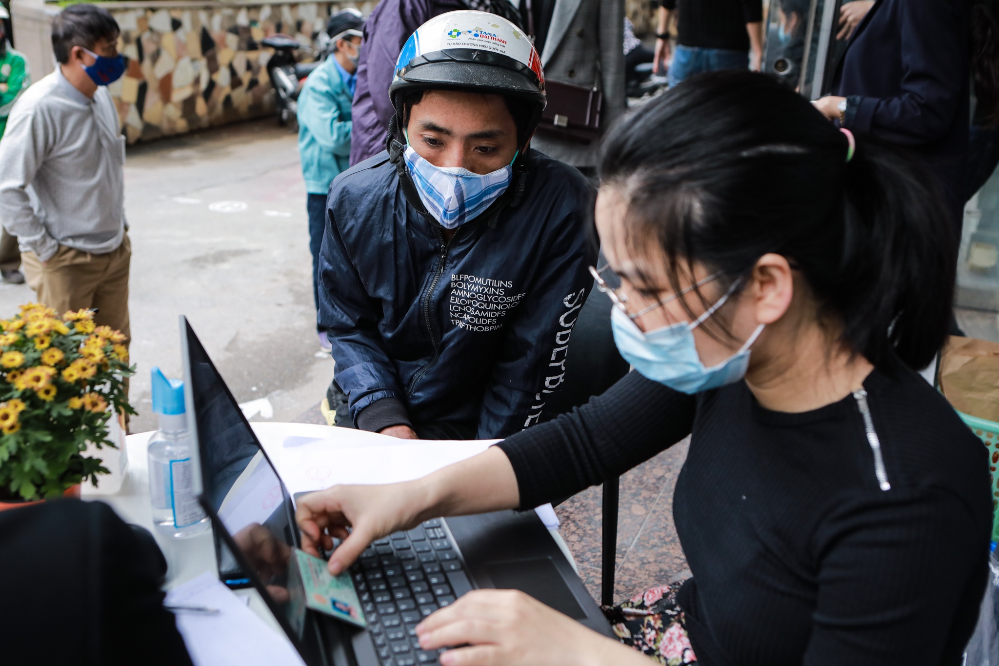 Nguoi ngheo khoc khi duoc mua sam tai sieu thi 0 dong anh 5