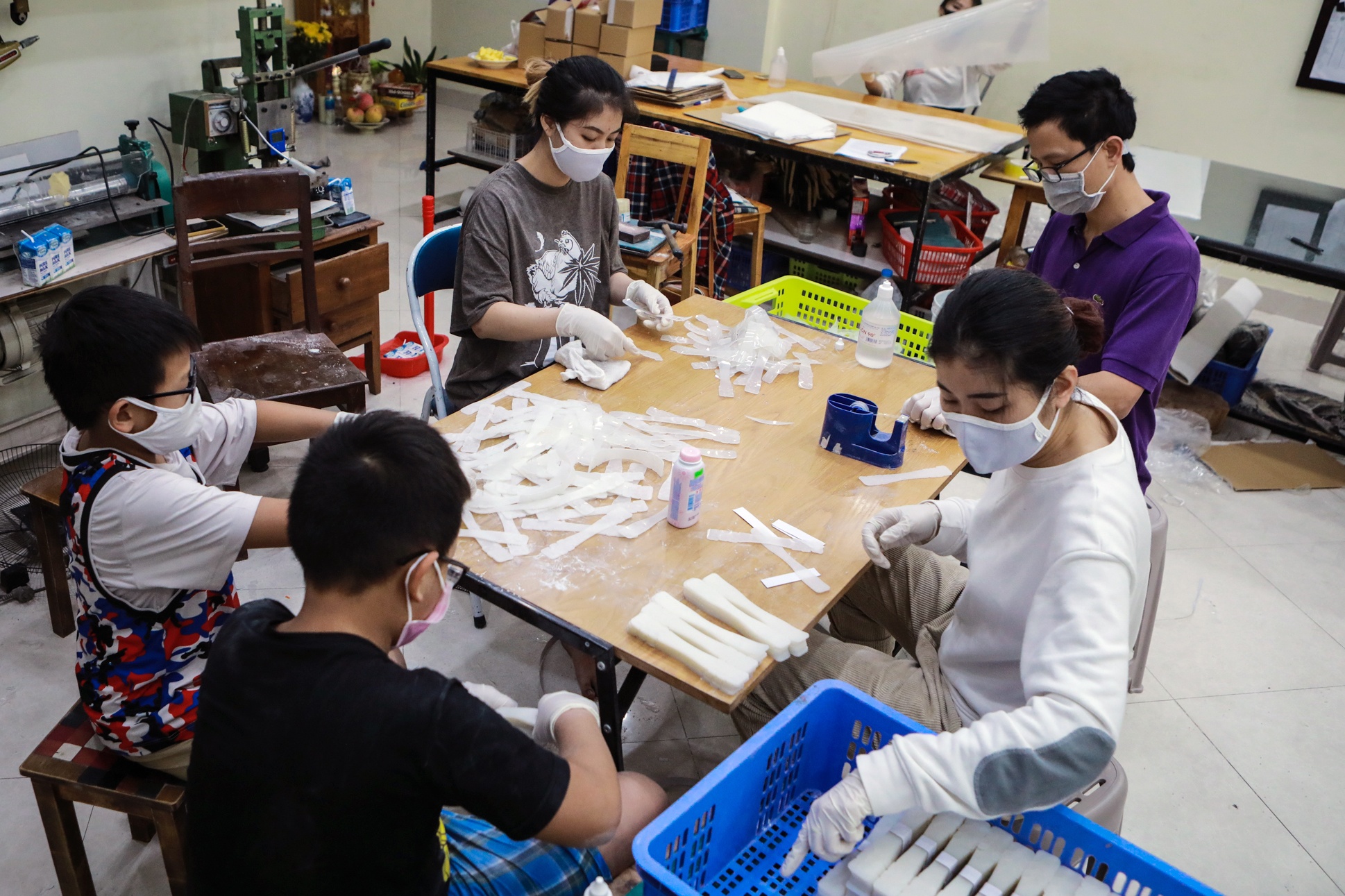 Sản xuất hàng nghìn chiếc "tai giả" tặng y bác sỹ mùa dịch  ảnh 1 San xuat hang nghin chiec "tai gia" tang y bac sy mua dich anh 1