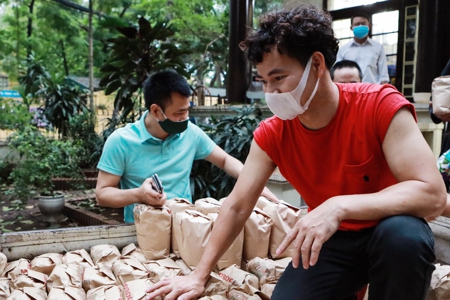 Xuan Bac, Tu Long goi qua tang nguoi ngheo hinh anh