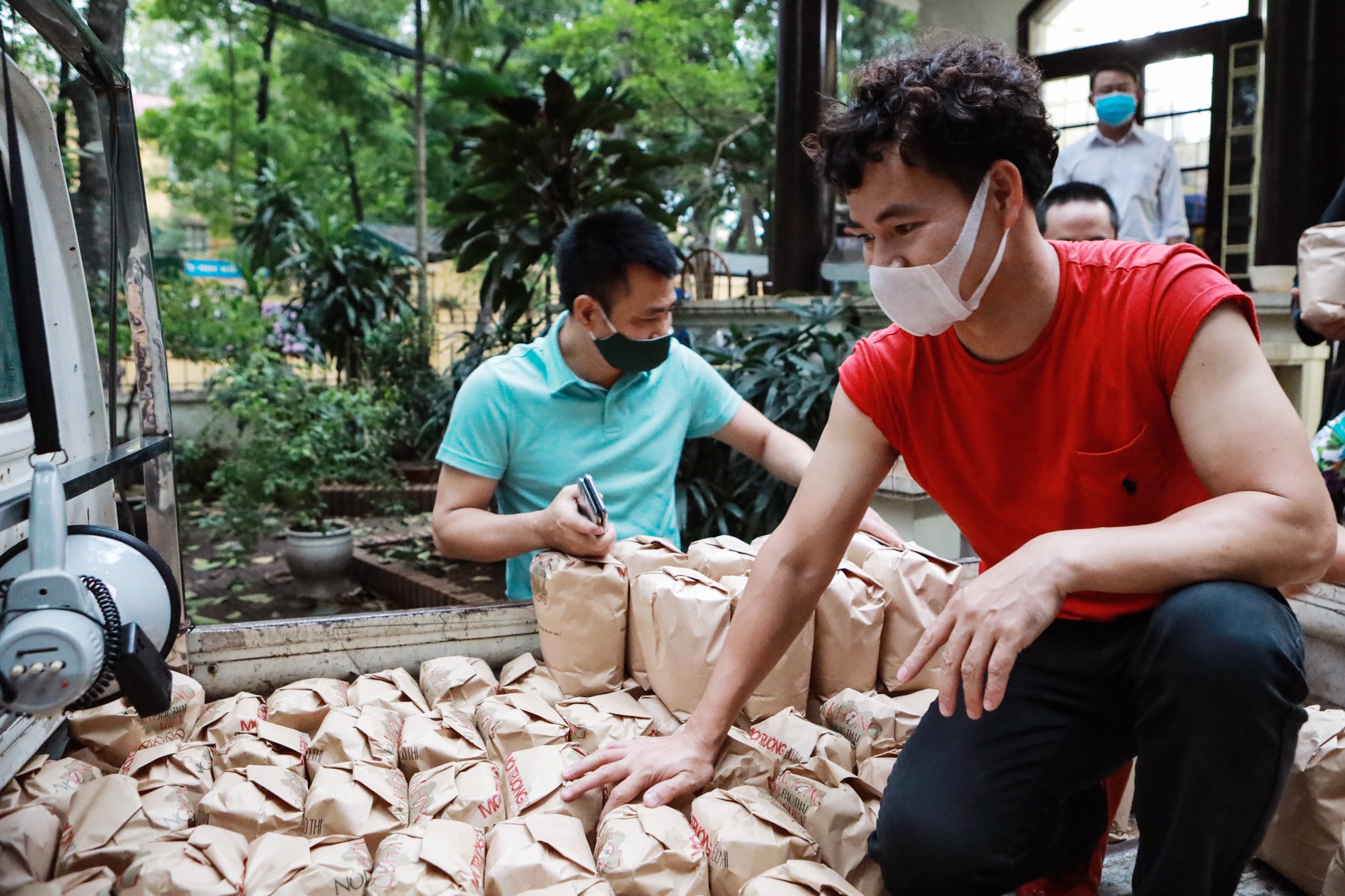 Xuan Bac,  Tu Long tu tay goi qua tang nguoi ngheo giua dich anh 11