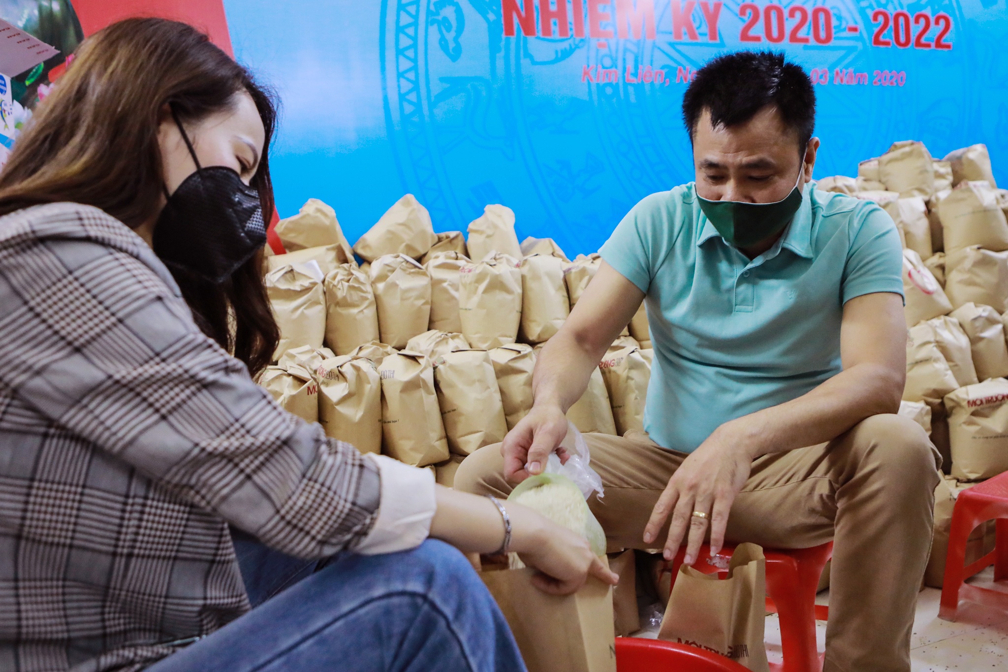 Xuan Bac,  Tu Long tu tay goi qua tang nguoi ngheo giua dich anh 8